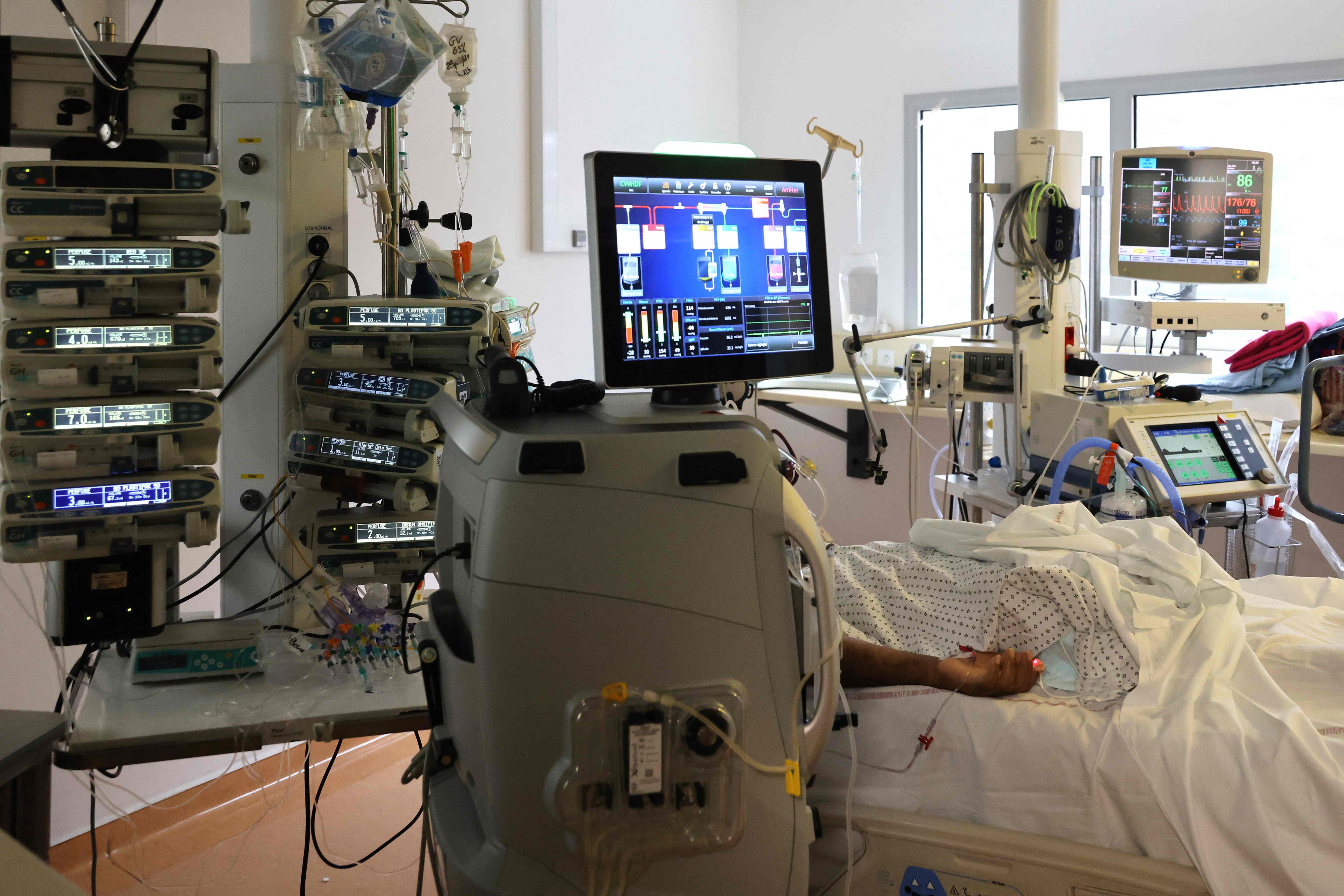 Download von www.picturedesk.com am 03.09.2021 (18:52).  A Covid-19 patient lays on a bed in the intensive care unit of the hospital (Centre hospitalier universitaire) of Saint-Pierre, on the French Indian Ocean island of La Reunion on July 30, 2021. - Since July 13, 2021, La Reunion has declared a state of health emergency. In one week, the number of positive cases has risen from 2,241 to 3,537, according to the prefecture, and the daily case incidence rate risen from 280 cases to 995 per 100,000 inhabitants. (Photo by Richard BOUHET / AFP) - 20210730_PD23536 - Rechteinfo: Rights Managed (RM) Nur für redaktionelle Nutzung! Werbliche Nutzung erfordert Freigabe: bitte schicken Sie uns eine Anfrage.
