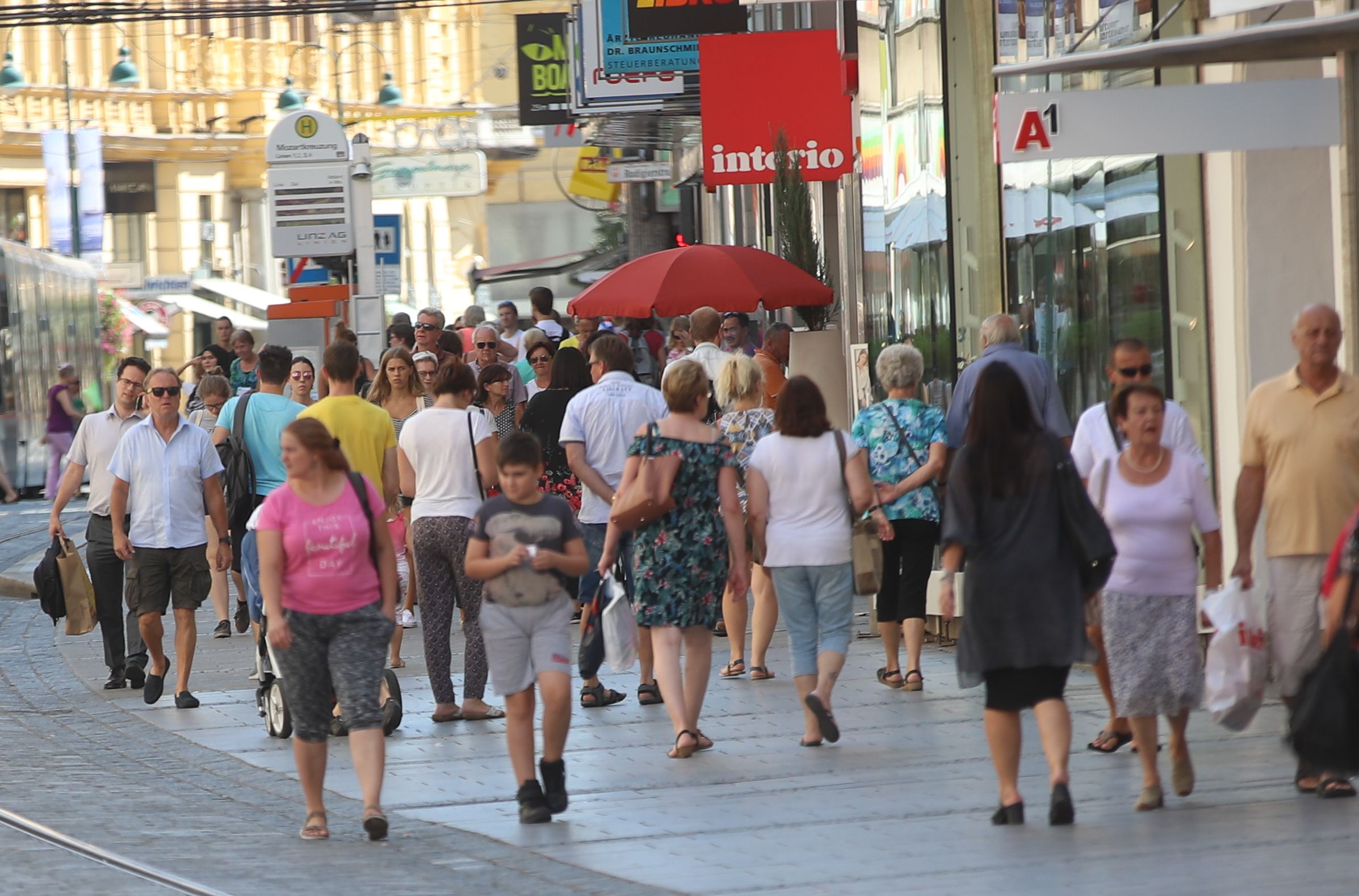 Download von www.picturedesk.com am 03.09.2021 (15:13).  19.08.2018, Linz, AUT, Landstraße mit Menschen, im Bild Menschenmasse, Bevölkerungsentwicklung, Wachstum, Linz Landstraße, Pressefoto Scharinger © 2018, PhotoCredit D. Scharinger - 20180817_PD10043 - Rechteinfo: Rights Managed (RM) Nur fÃ¼r redaktionelle Nutzung!