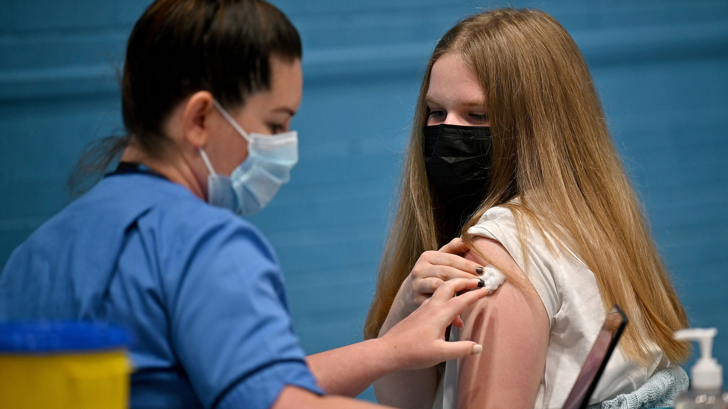 Download von www.picturedesk.com am 03.09.2021 (20:34).  Teenager Eve Thomson receives a covid vaccination at the Barrhead Foundry vaccination centre near Glasgow, during a visit from First Minister Nicola Sturgeon to promote uptake of the COVID-19 vaccination as most coronavirus restrictions have been removed in Scotland after the country moved beyond Level 0. Picture date: Monday August 9, 2021. - 20210809_PD1532 - Rechteinfo: Rights Managed (RM)