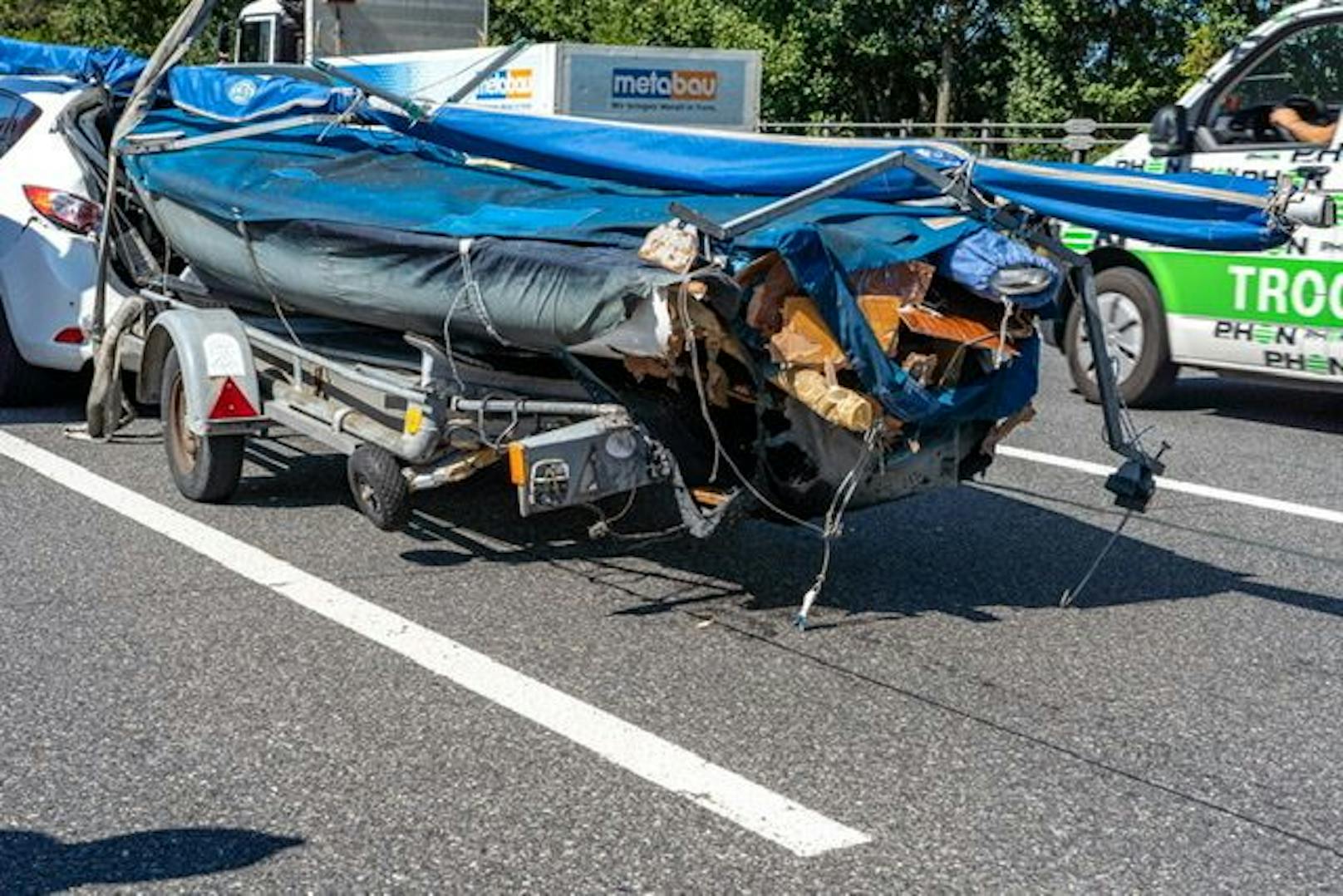 Ein Pkw fuhr auf einen Bootsanhänger auf.