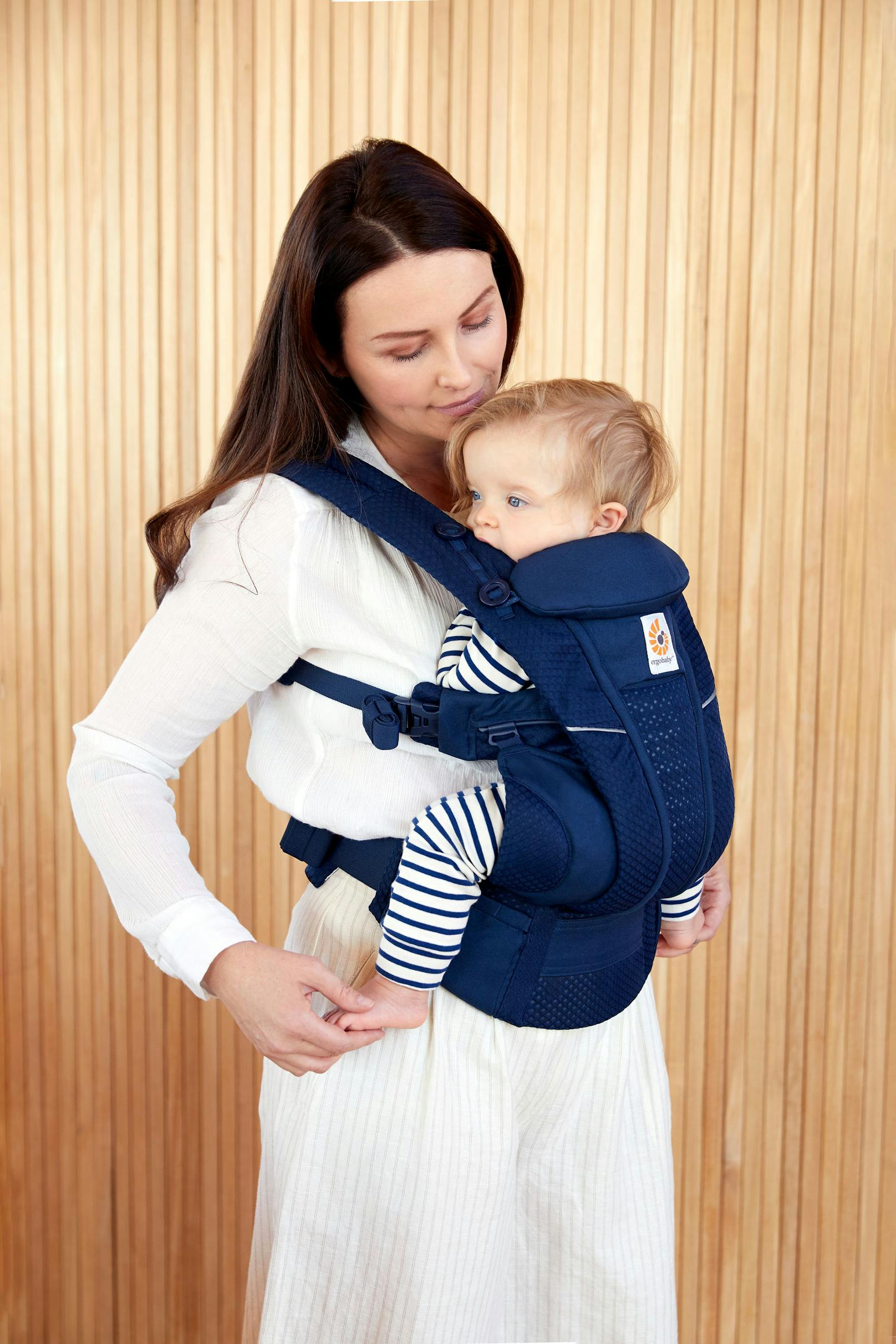 Mit der Omni Breeze können Neugeborene und Kleinkinder getragen werden.