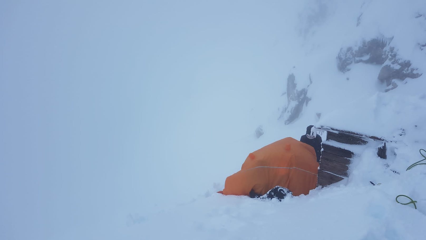"Dort oben stürmte es wild, stellenweise lag der Schnee bis zu einem Meter hoch", so&nbsp;Regina Poberschnigg von der <a href="https://www.heute.at/s/80-jaehriger-stuerzte-bei-klettertour-am-schneeberg-ab-100160284">Bergrettung</a> Ehrwald