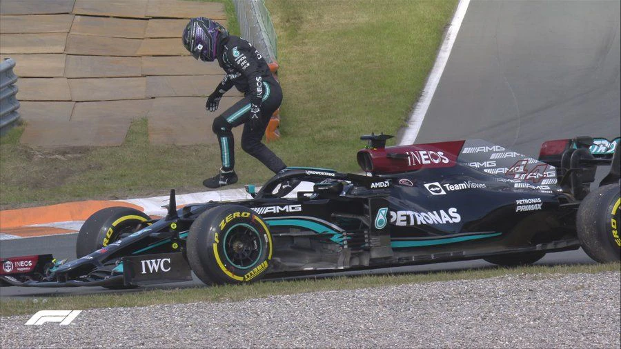 Lewis Hamilton rollt im Training aus. 