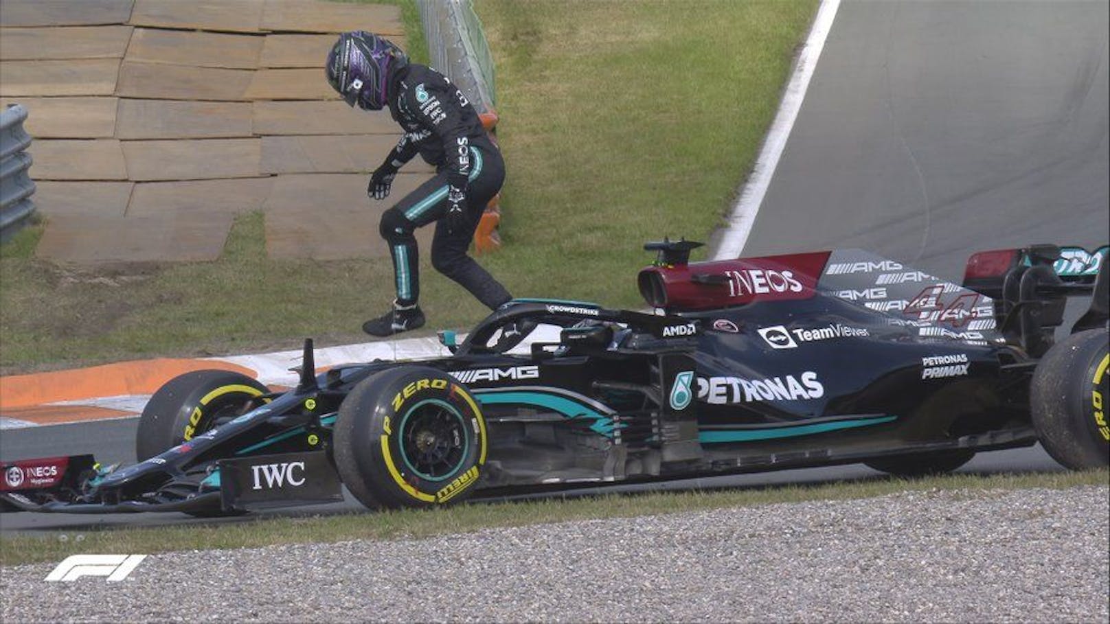 Lewis Hamilton rollt im Training aus. 