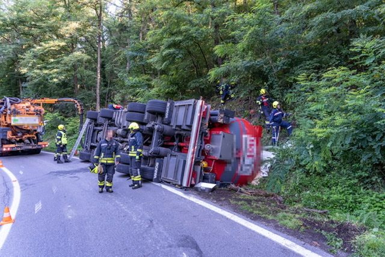Heute.at - Lkw kippte in einer Kurve bei Hofamt Priel um