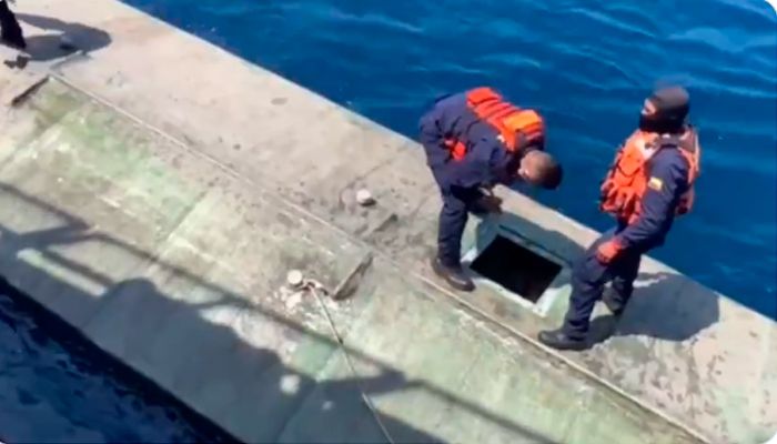 Hier bringt die kolumbianische Marine das U-Boot auf.