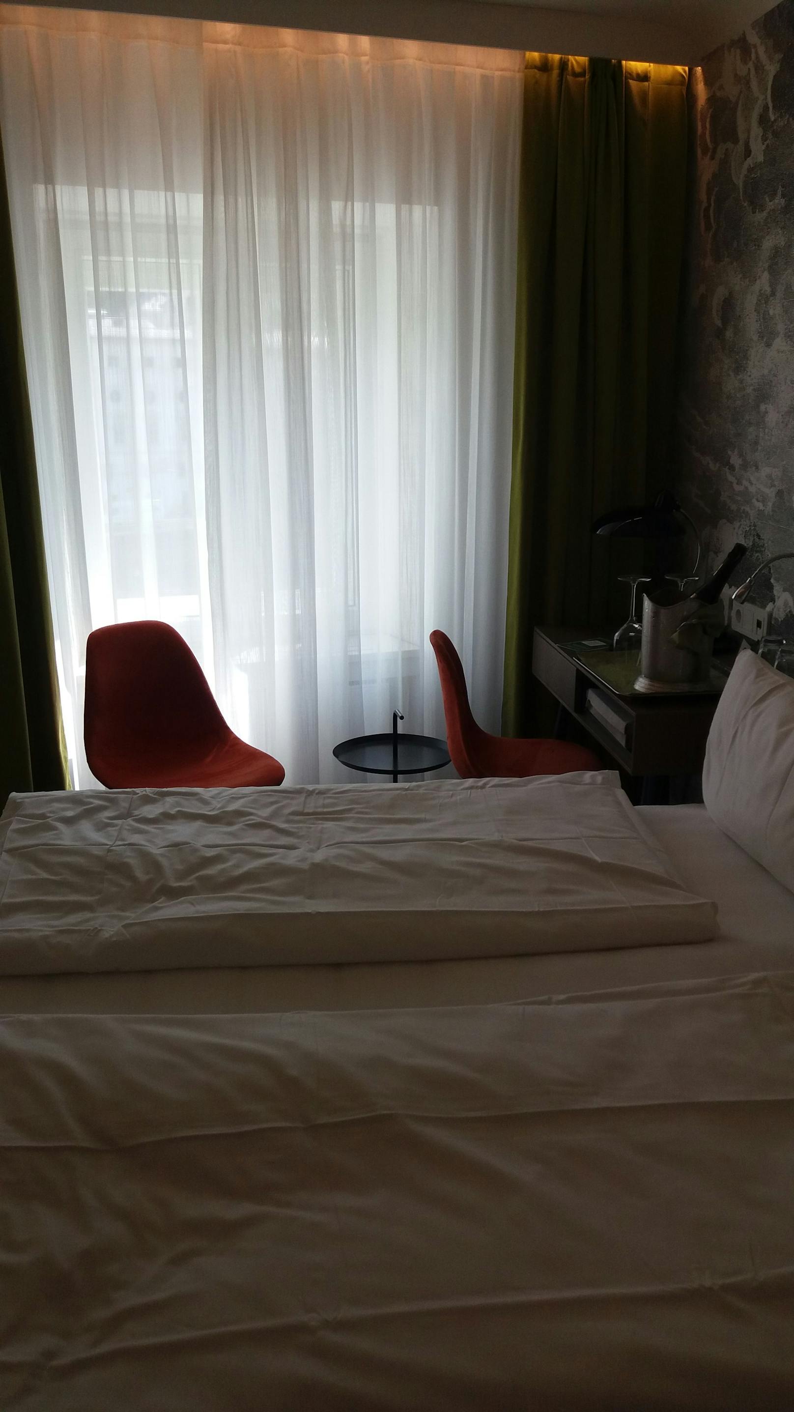Die Zimmer im Hotel Stein bieten eine Mischung aus modernem und klassischem Stil mit österreichischen und venezianischen Einflüssen.