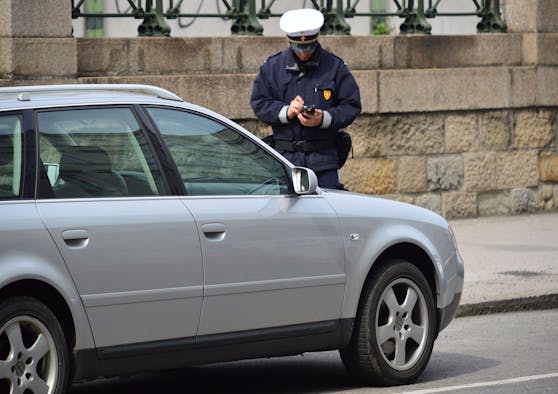 Beherzt handelte ein Parksheriff in der Quellenstraße: Er reanimierte eine 62-Jährige (Symbolbild). 