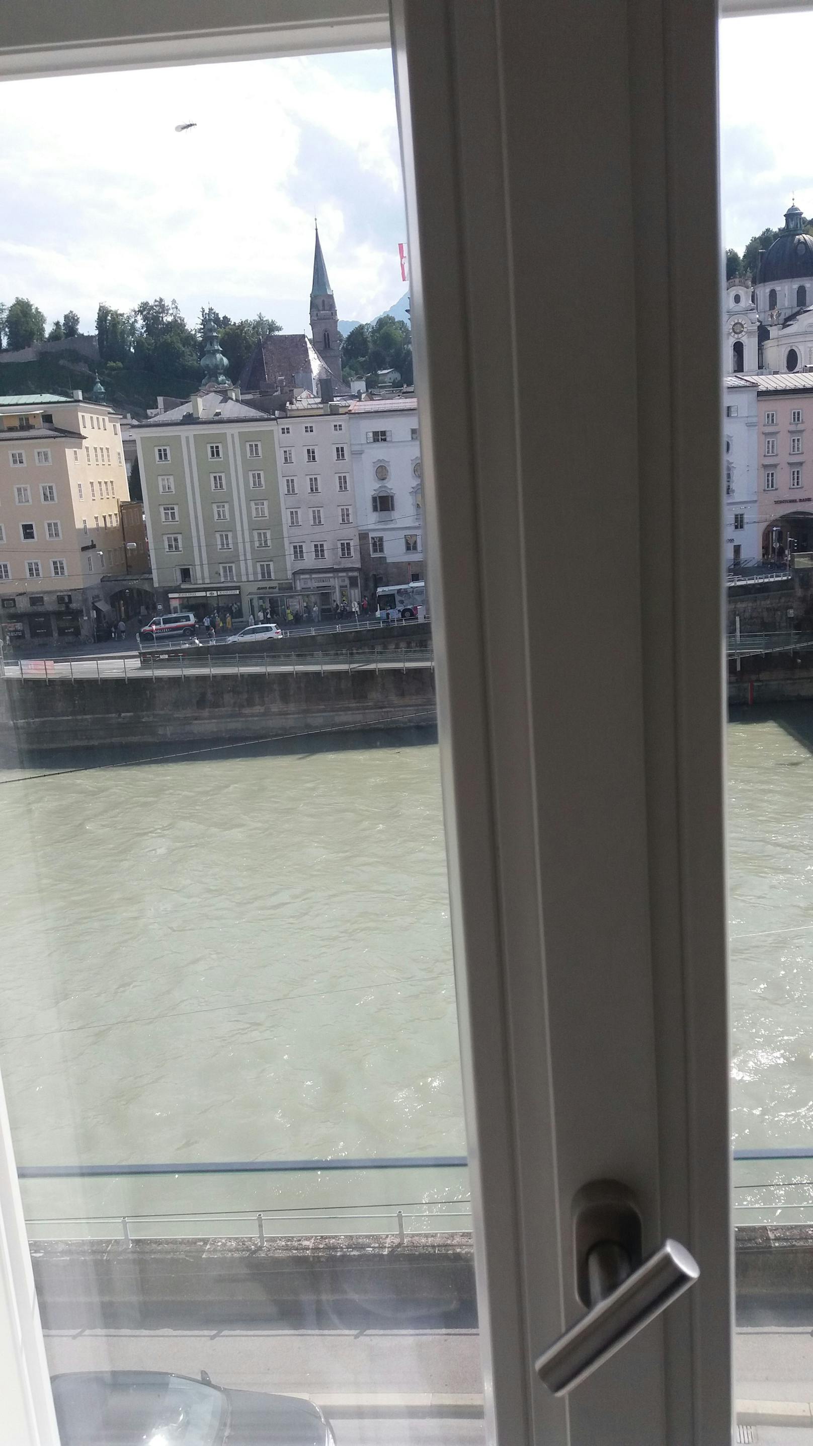 Die Aussicht auf die Stadt Salzburg: Das Hotel Stein liegt direkt am Flussufer der Salzach