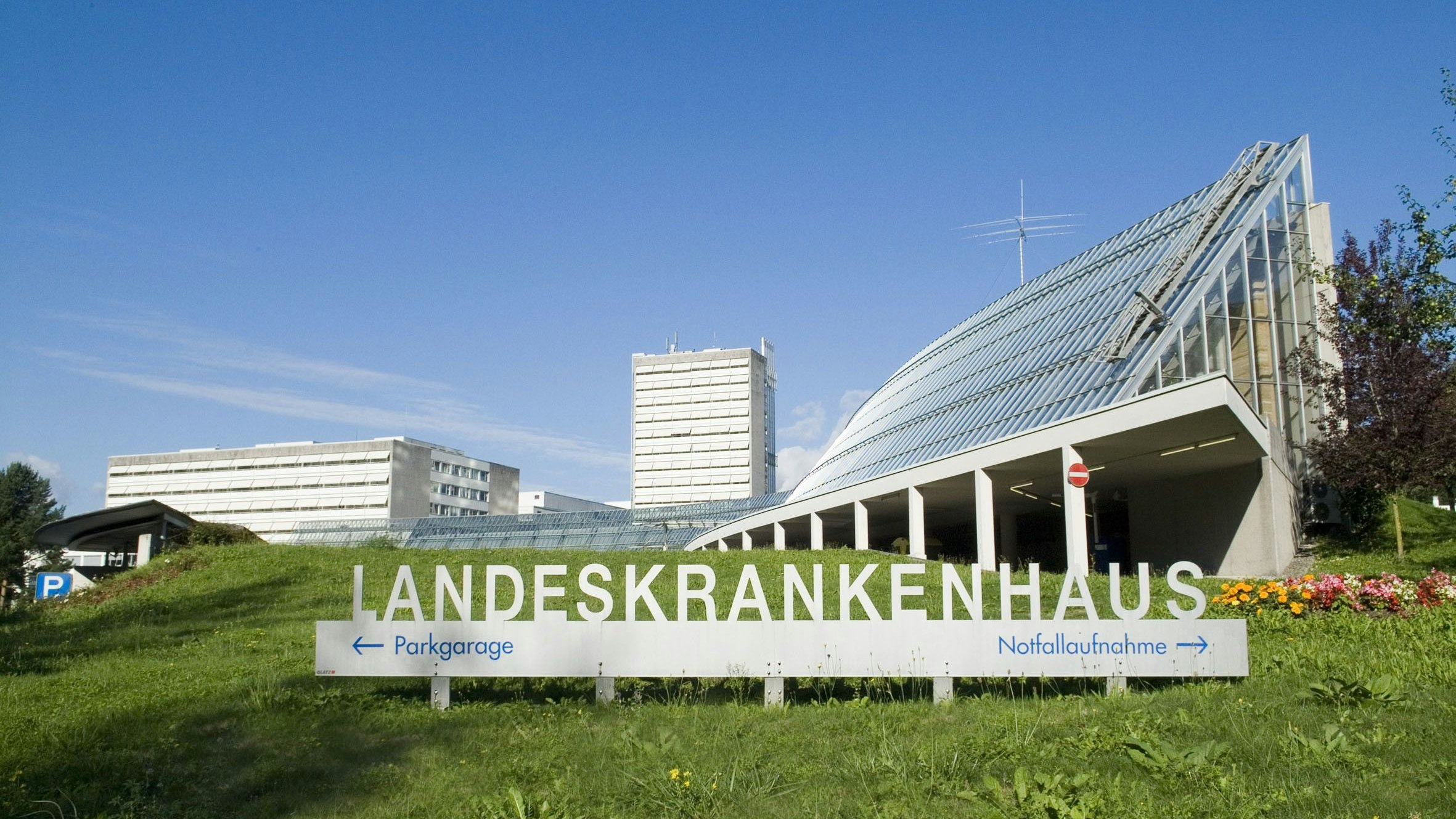 Der junge Mann wurde umgehend in das LKH Feldkirch eingeliefert.