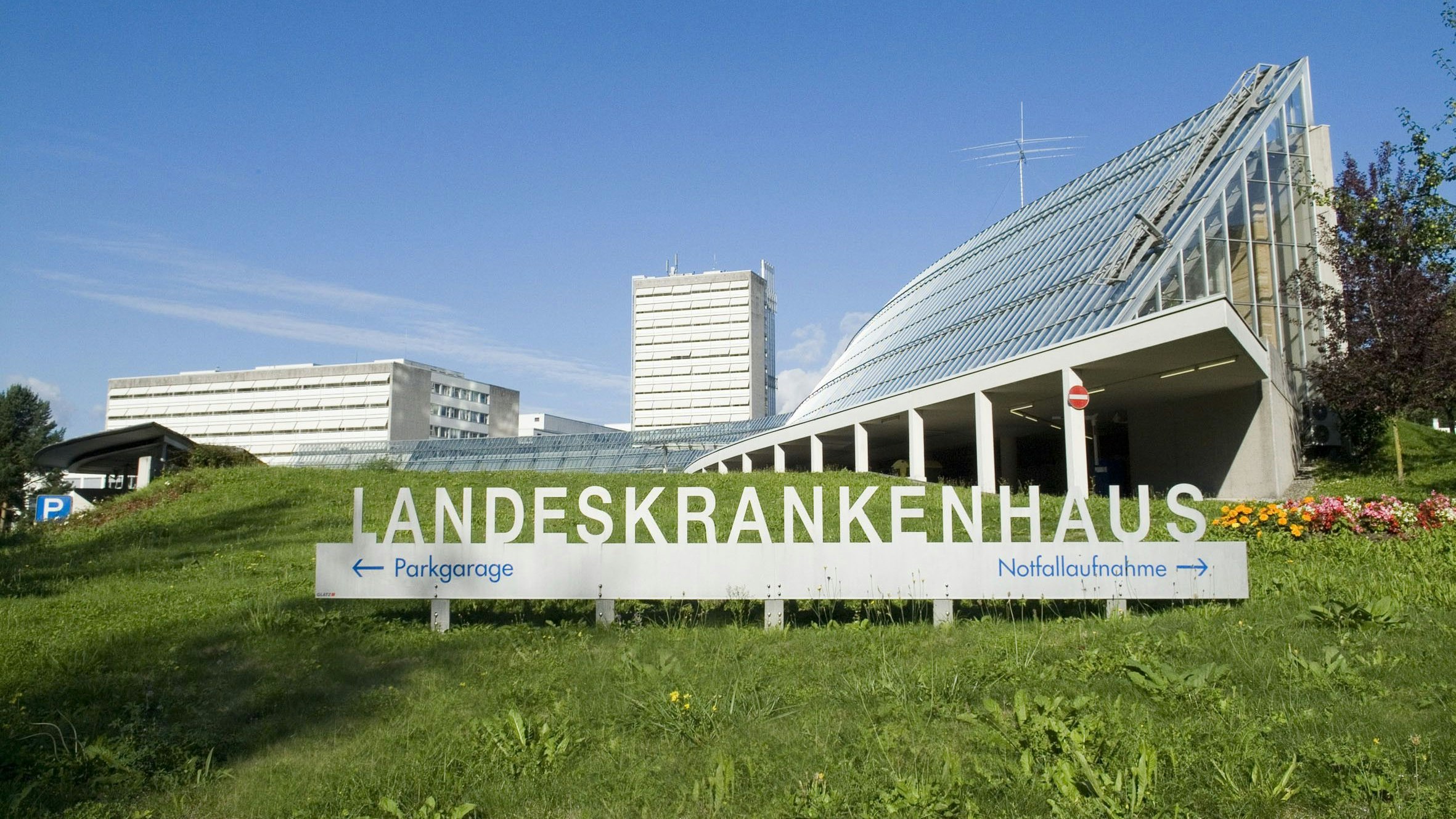 Der junge Mann wurde umgehend in das LKH Feldkirch eingeliefert.