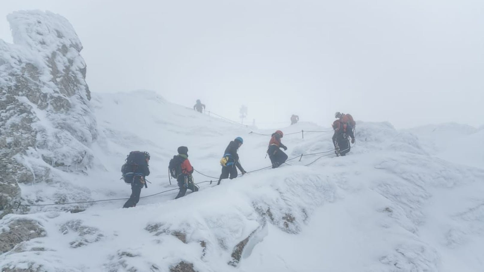 Die Bergrettung Ehrwald rückte aus, um den 20-Jährigen zu helfen. Dichtes Schneetreiben erschwerte die Bergung.&nbsp;