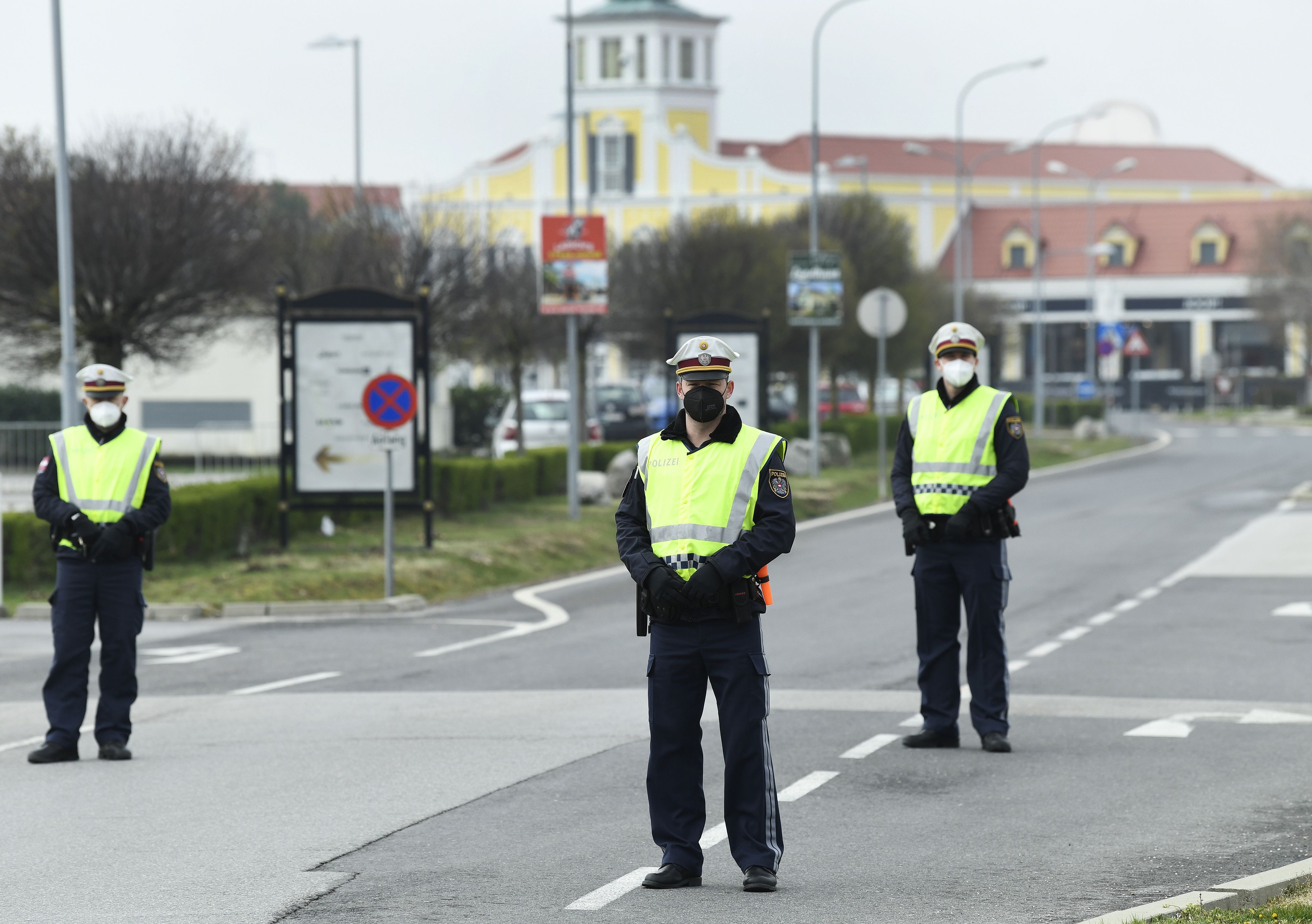 Eine Polizeikontrolle vor dem Designer Outlet Parndorf im April 2021. Droht uns bald ein neuer Lockdown mit solchen Bildern?