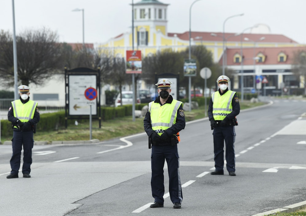Eine Polizeikontrolle vor dem Designer Outlet Parndorf im April 2021. Droht uns bald ein neuer Lockdown mit solchen Bildern?