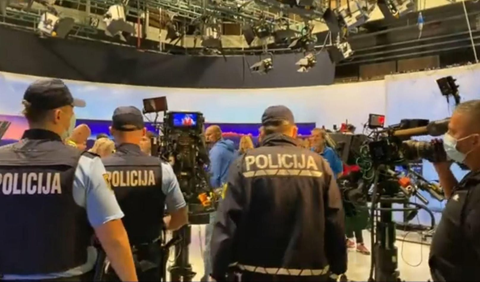 In der slowenischen Hauptstadt Ljubljana stürmten Corona-Leugner ein Fernsehstudio, um ihre Meinung senden zu können.