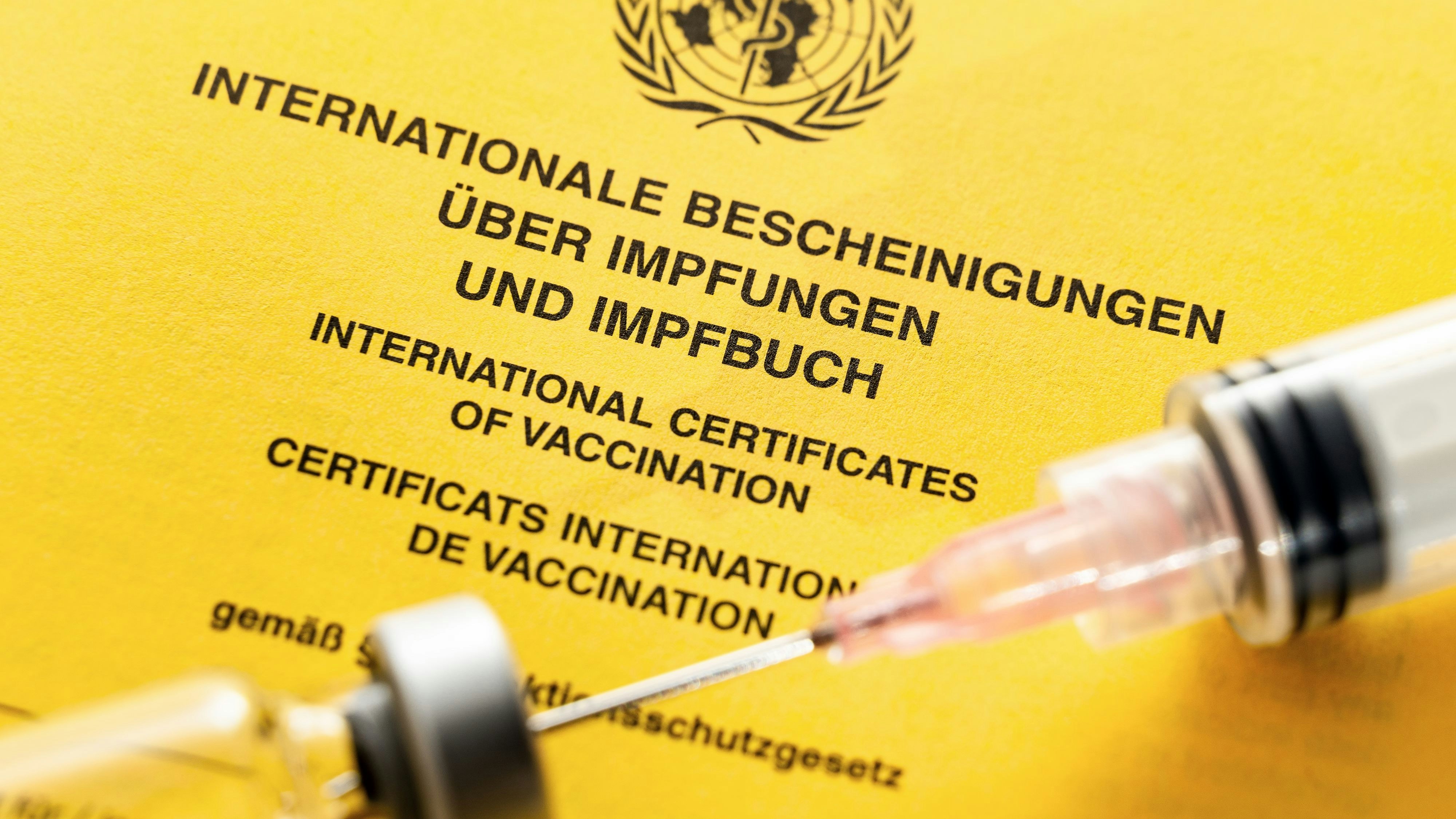 Gelber Impfpass (Symbolbild)