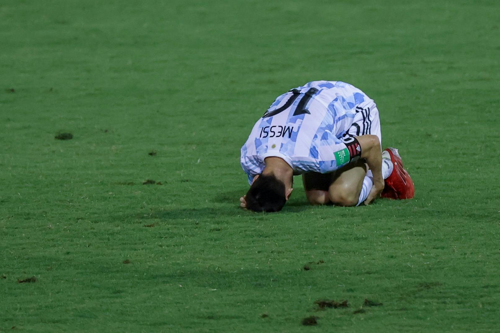 Lionel Messi nach dem brutalen Foul am Boden. 