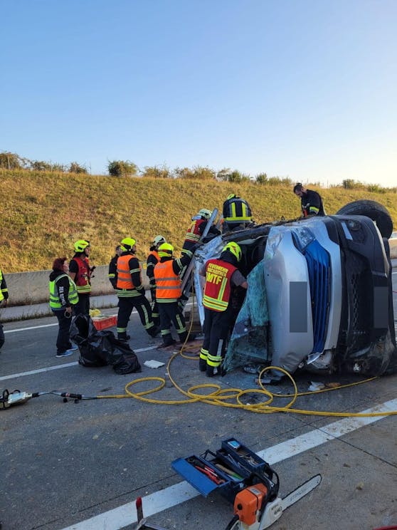 Der Lkw kippte seitlich um.