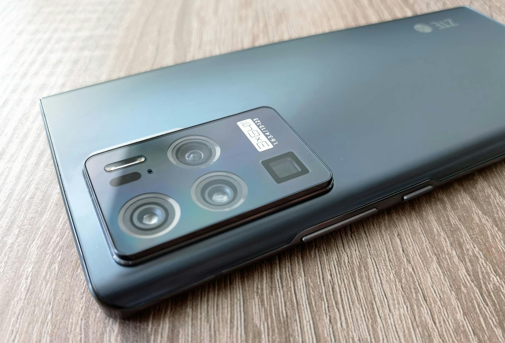 Hingucker des 161,53 x 72,96 x 8,0 Millimeter großen und rund 188 Gramm schweren Smartphones, das es nur in der Farbe Schwarz gibt, ist eindeutig das Kamera-Modul an der Rückseite.
