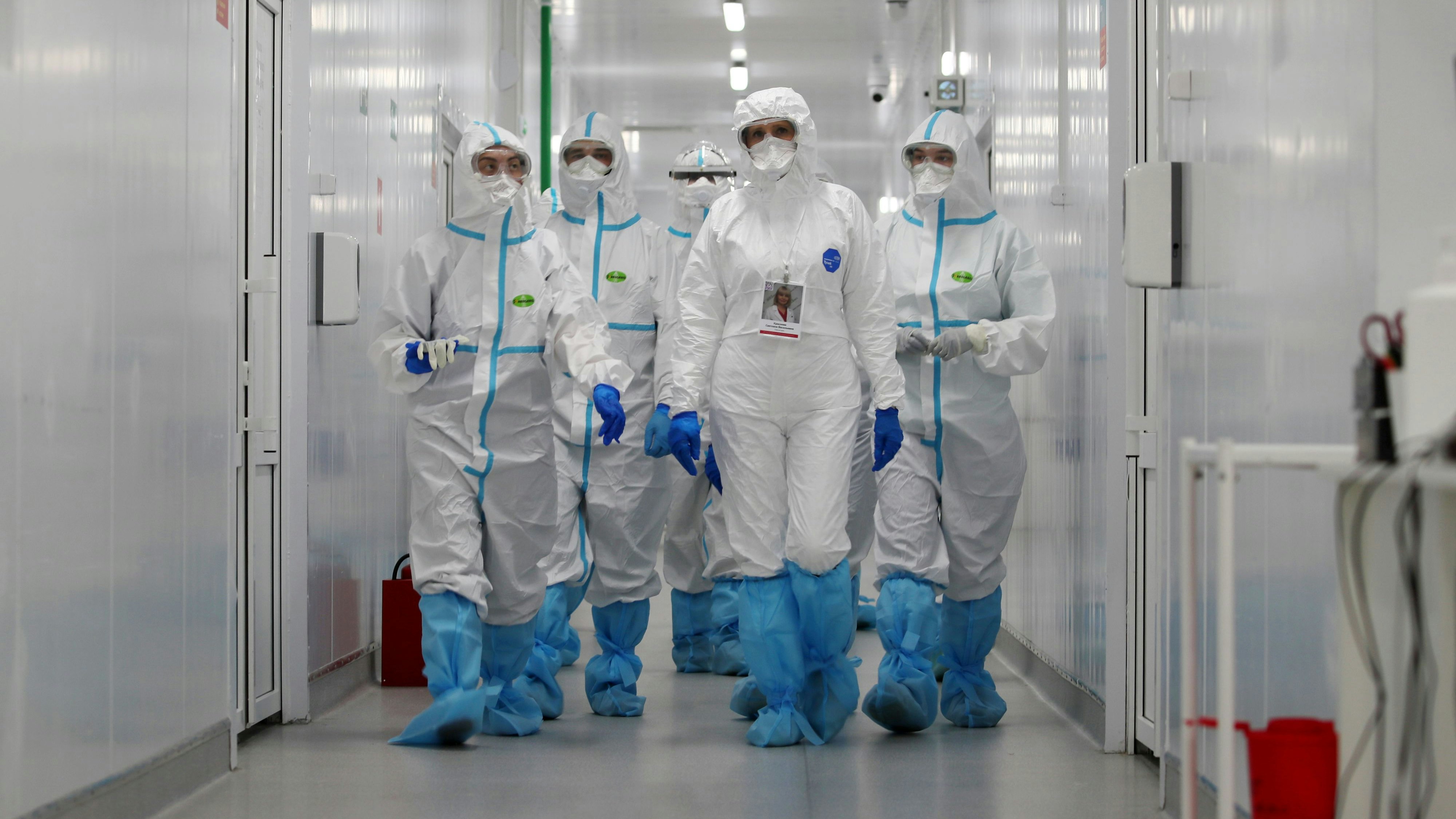 Download von www.picturedesk.com am 04.09.2021 (17:48).  MOSCOW, RUSSIA  AUGUST 6, 2021: The hospital's chief physician Svetlana Krasnova (C front) in protective gear checks on patients at Moscow's Infectious Disease Hospital No 2 treating people who suffer from the novel coronavirus disease (COVID-19). Vladimir Gerdo/TASS - 20210806_PD29334 - Rechteinfo: Rights Managed (RM)