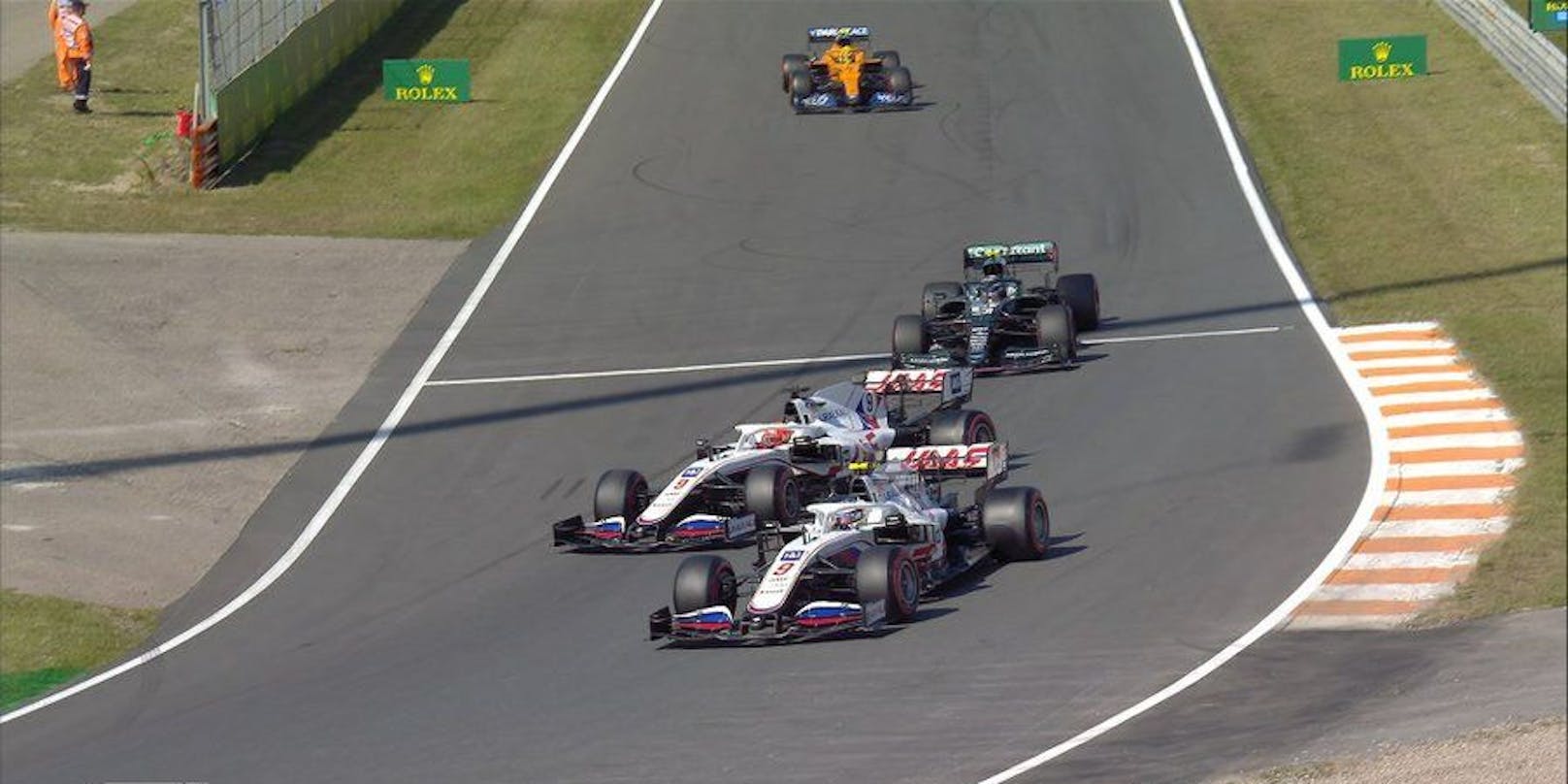 Sebastian Vettel wird von beiden Haas-Piloten blockiert. 