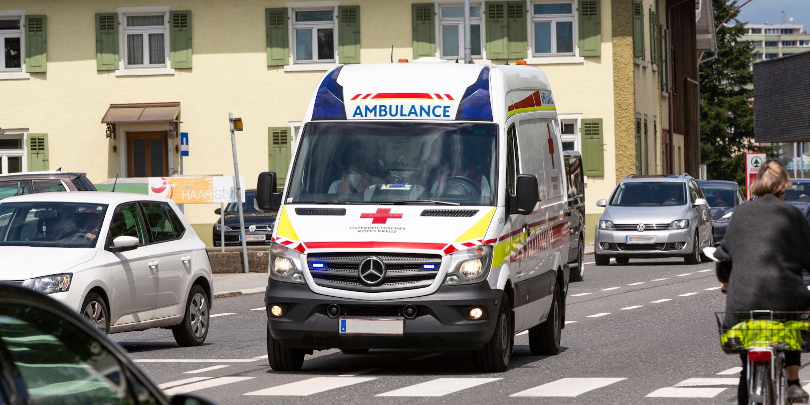 Zwei Rettungsautos mussten die Familie ins Spital bringen.