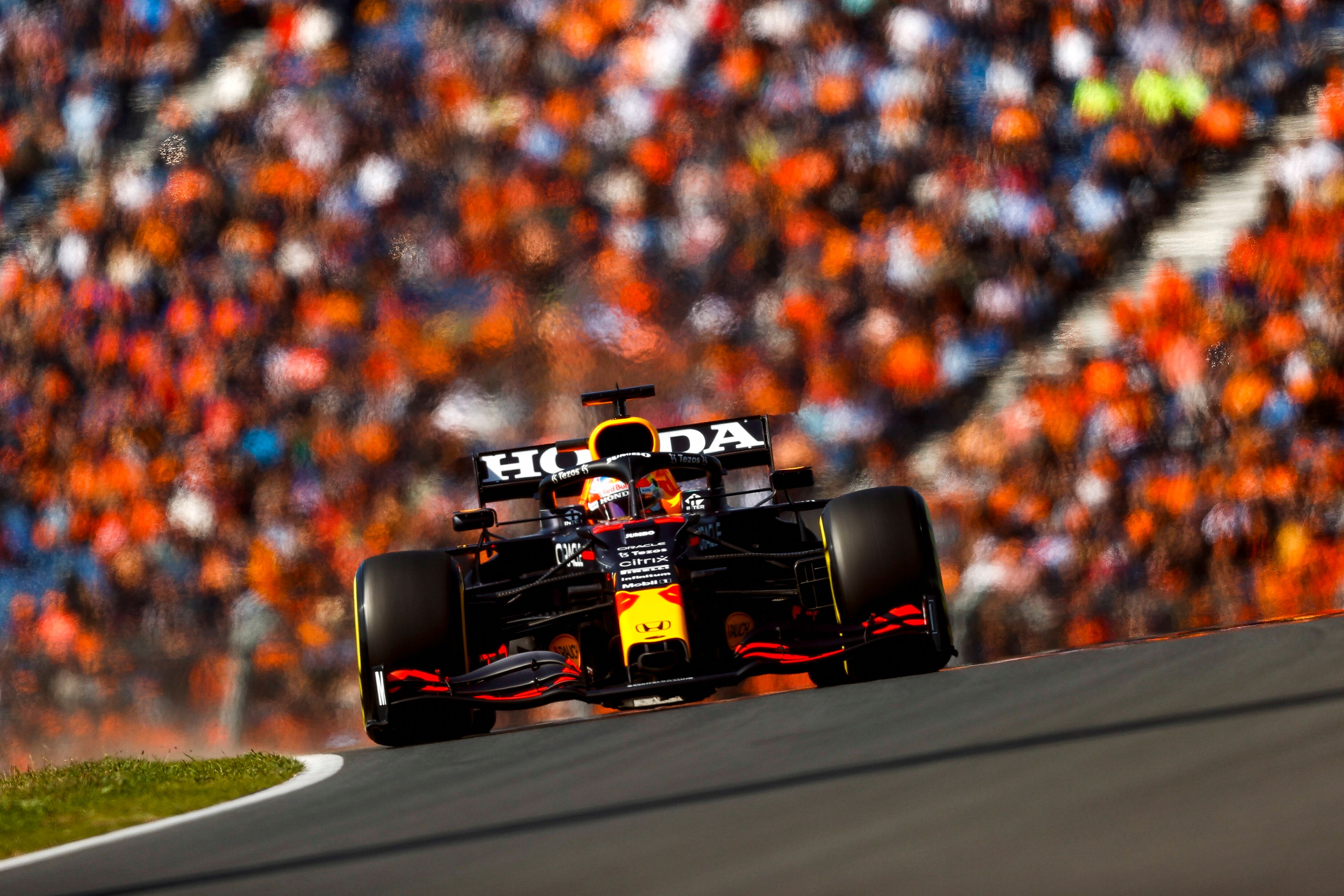 Max Verstappen rast in Zandvoort zur Pole Position. 