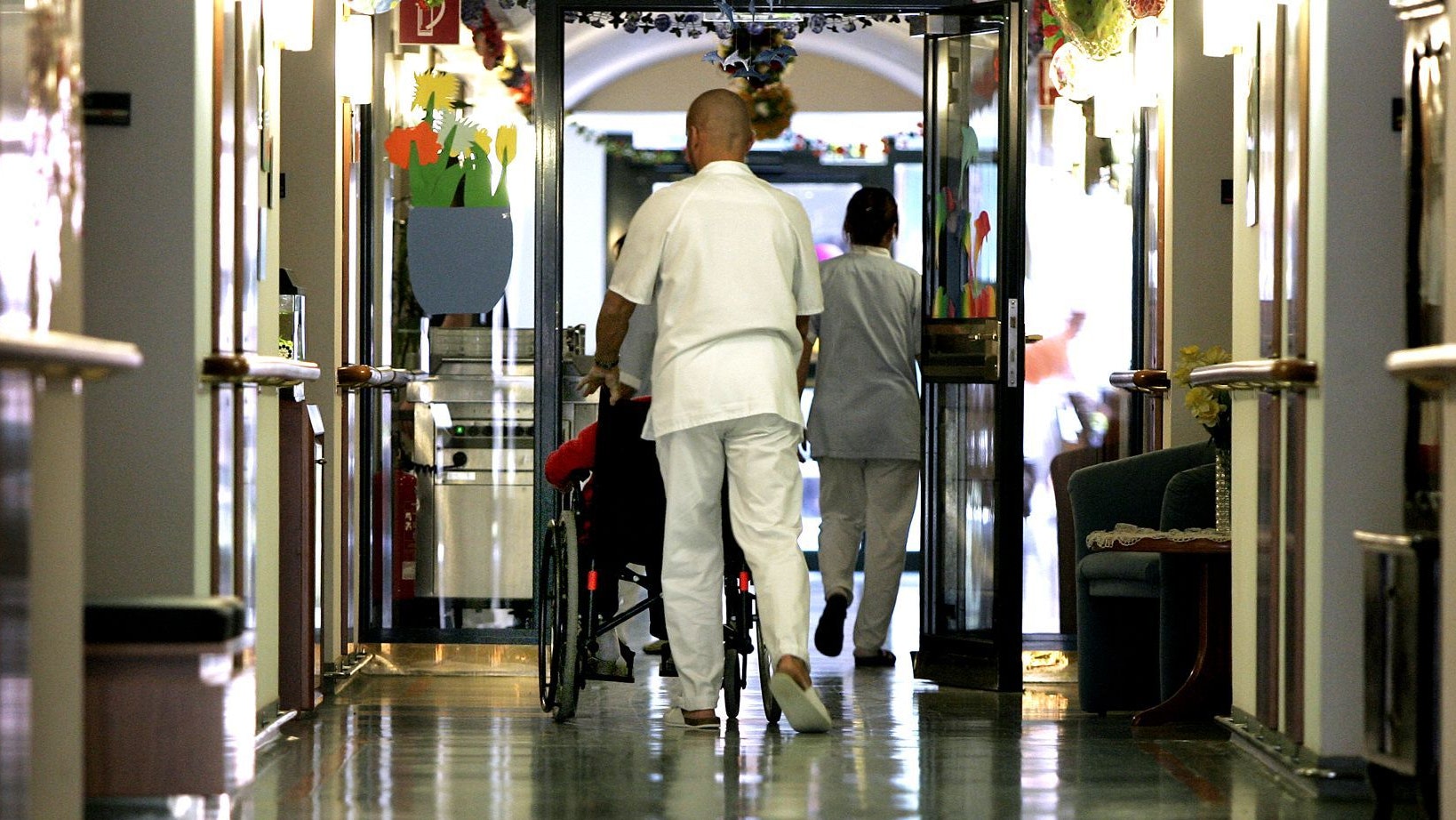 Pfleger in einem Altenheim (Symbolbild)