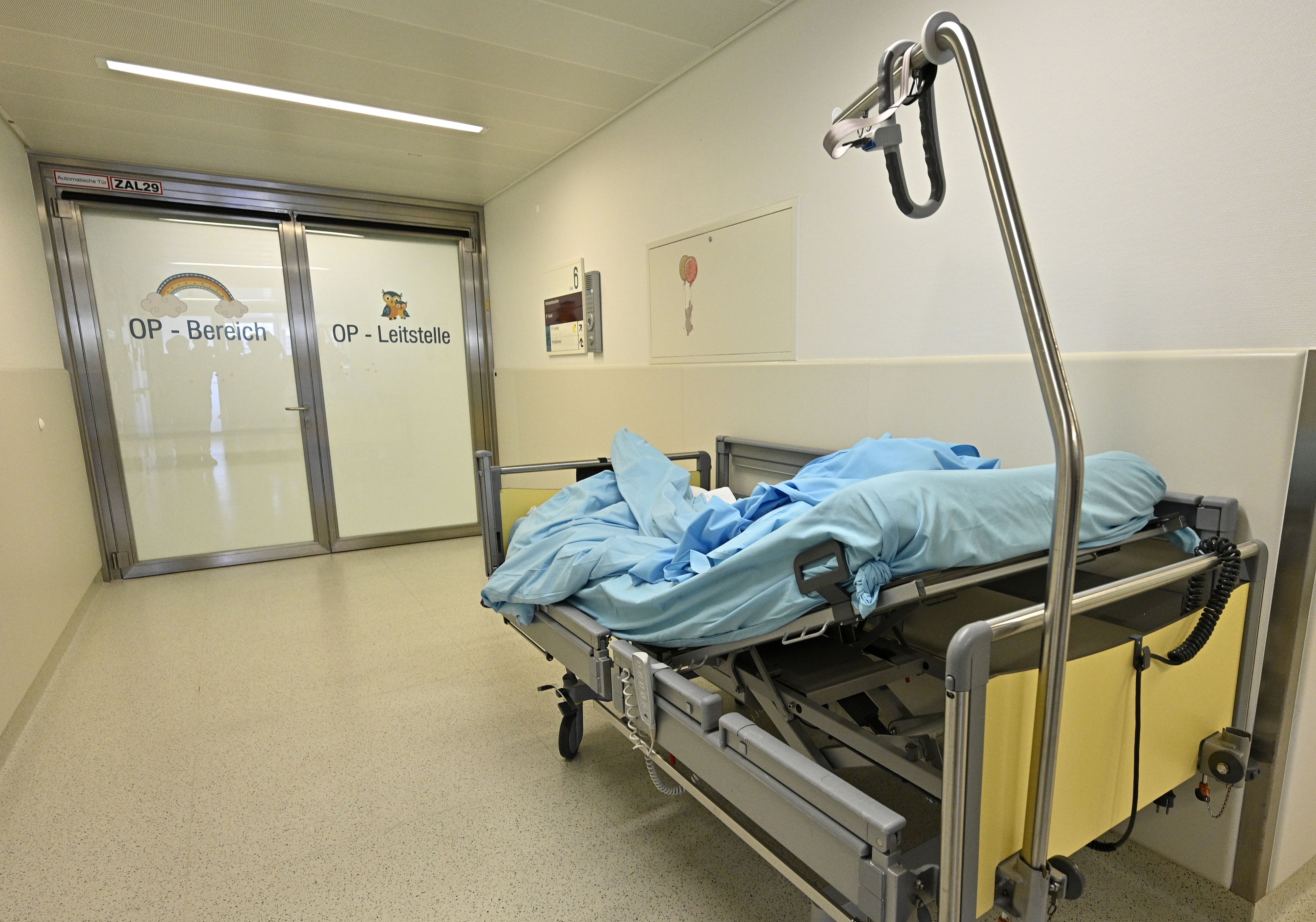 Download von www.picturedesk.com am 04.09.2021 (08:36).  ABD0044_20210611 - WIEN - ÖSTERREICH: Besichtigung des voll ausgebauten Kinder-OP-Zentrums mit neuer Intensivstation im AKH am Freitag 11. Juni 2021 in Wien. - FOTO: APA/HANS PUNZ - 20210611_PD1070 - Rechteinfo: Rights Managed (RM)