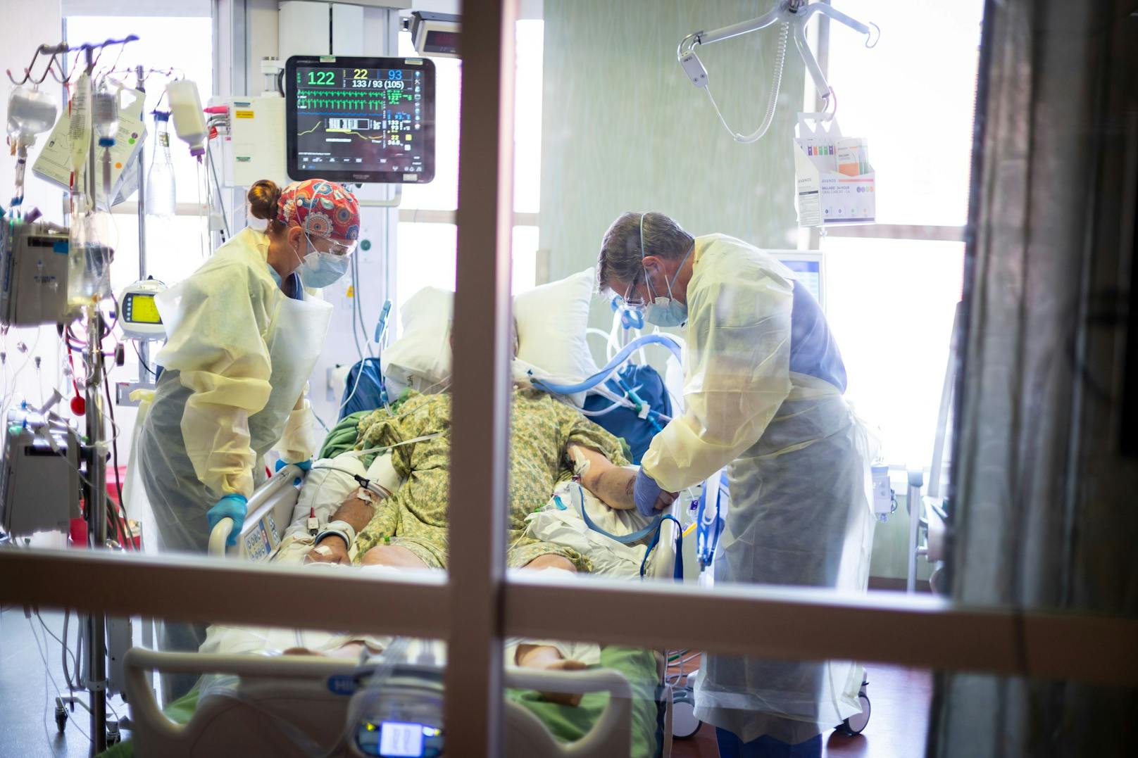 Ein Corona-Patient wird auf einer Intensivstation behandelt. Die Situation an den Spitälern wird immer kritischer.