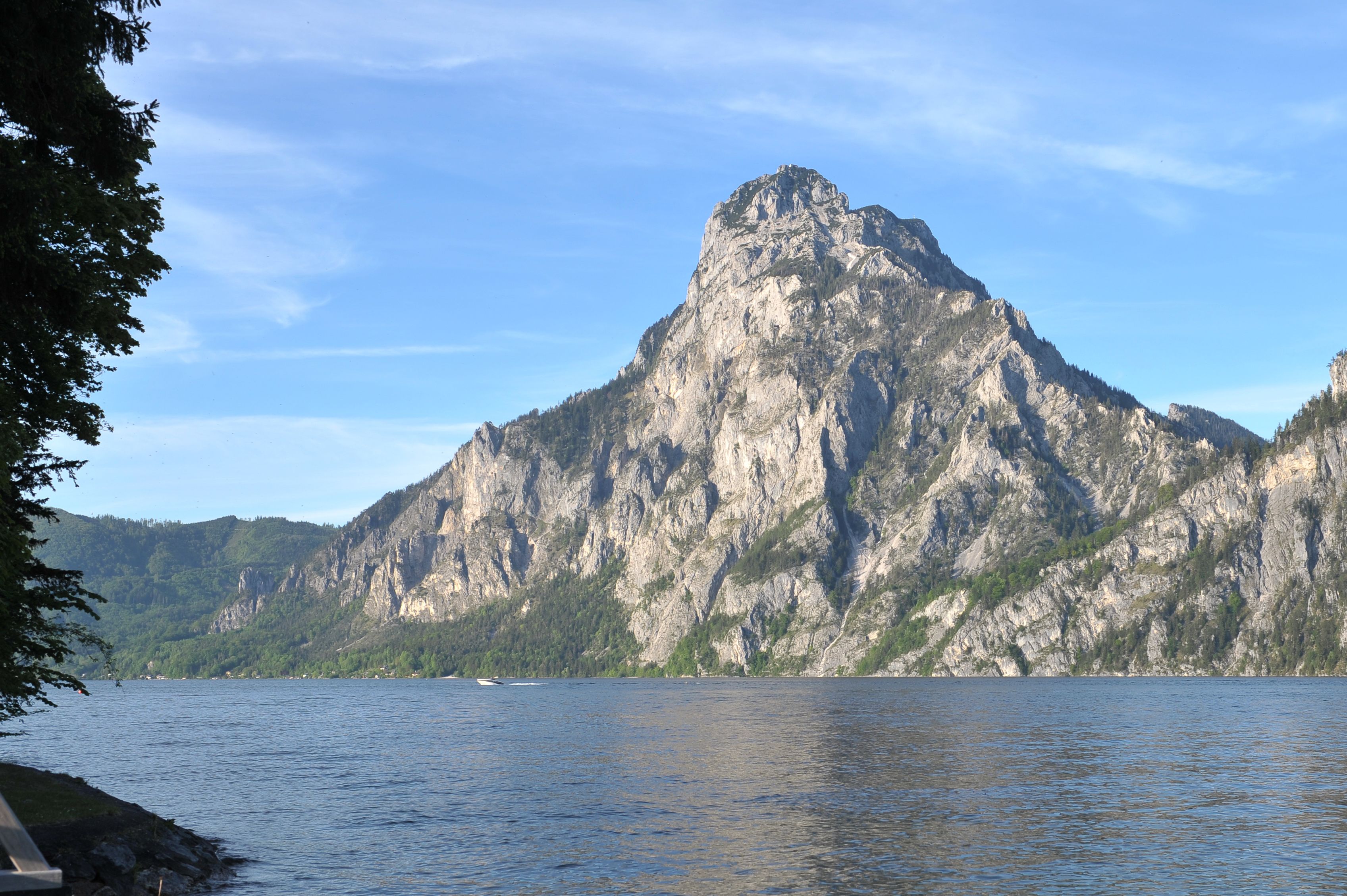 Nach einer Gedenkmesse Sonntagvormittag kam es beim Abstieg vom Traunstein zu einem Unfall. Eine 73-Jährige stürzte und musste vom Notarzthubschrauber ins Spital geflogen werden. (Traunstein Symbolfoto).