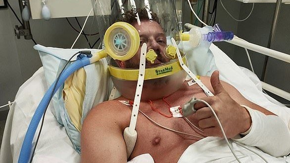 John E. starb im Krankenhaus an Covid.