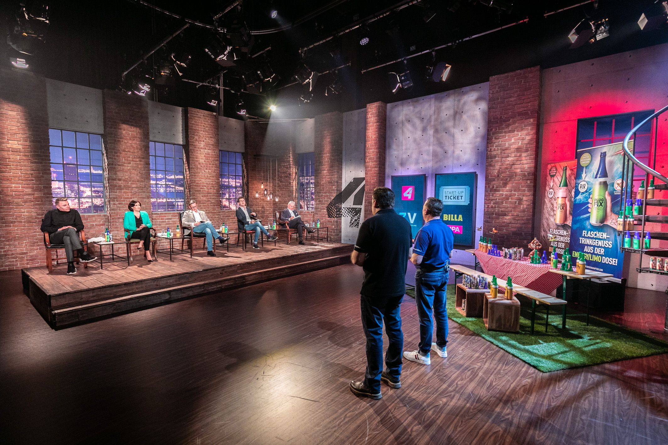Robert Draxler (li.) und Bernhard Schorm verwandeln jede Bierdose in eine Flasche.