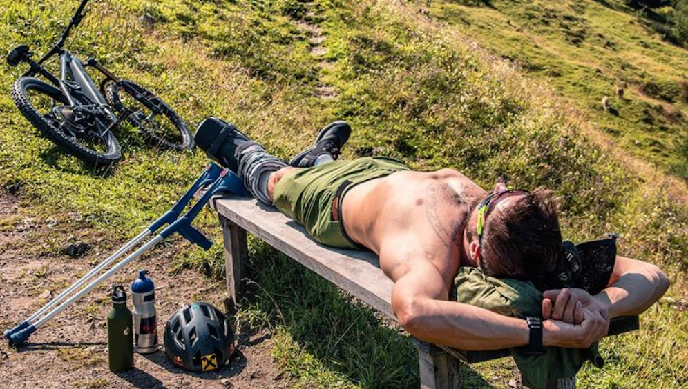Marcel Hirscher entspannt in der Sonne.