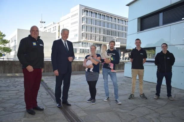 Familie Tatzreiter beim Treffen mit ihren Helfern: Notruf-NÖ-Geschäftsführer Christof Chwojka und der telefonische Geburtshelfer Markus Kamper (2. v. re.) sowie Disponentin Claudia Schallner und Landesrat Martin Eichtinger.