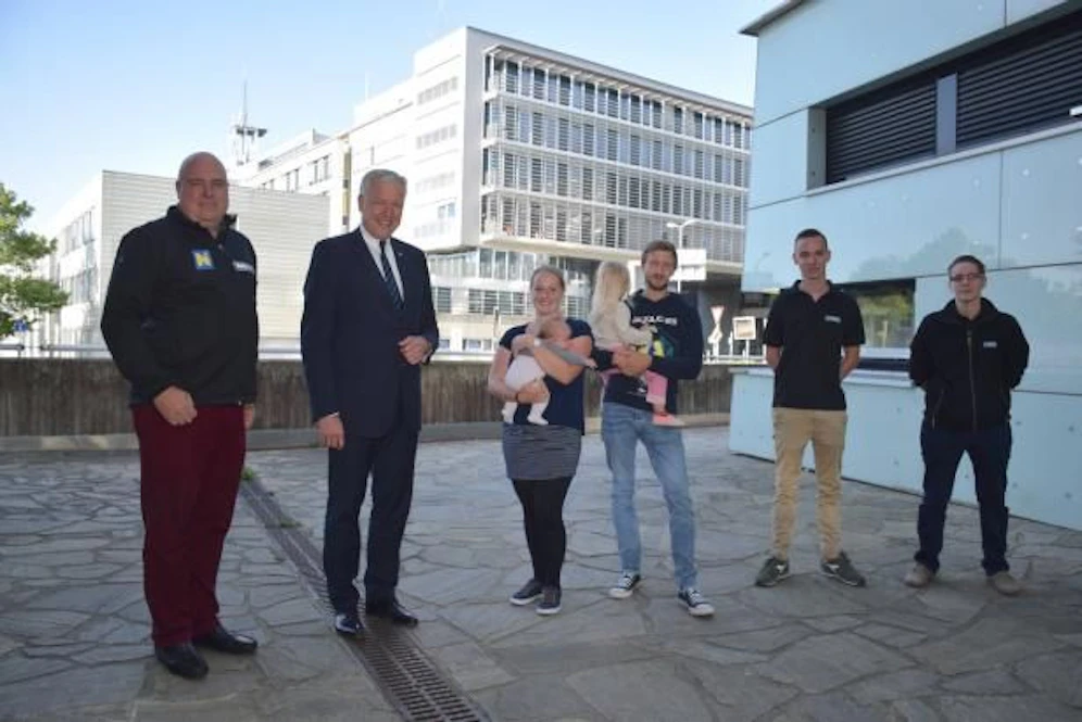 Familie Tatzreiter beim Treffen mit ihren Helfern: Notruf-NÖ-Geschäftsführer Christof Chwojka und der telefonische Geburtshelfer Markus Kamper (2. v. re.) sowie Disponentin Claudia Schallner und Landesrat Martin Eichtinger.