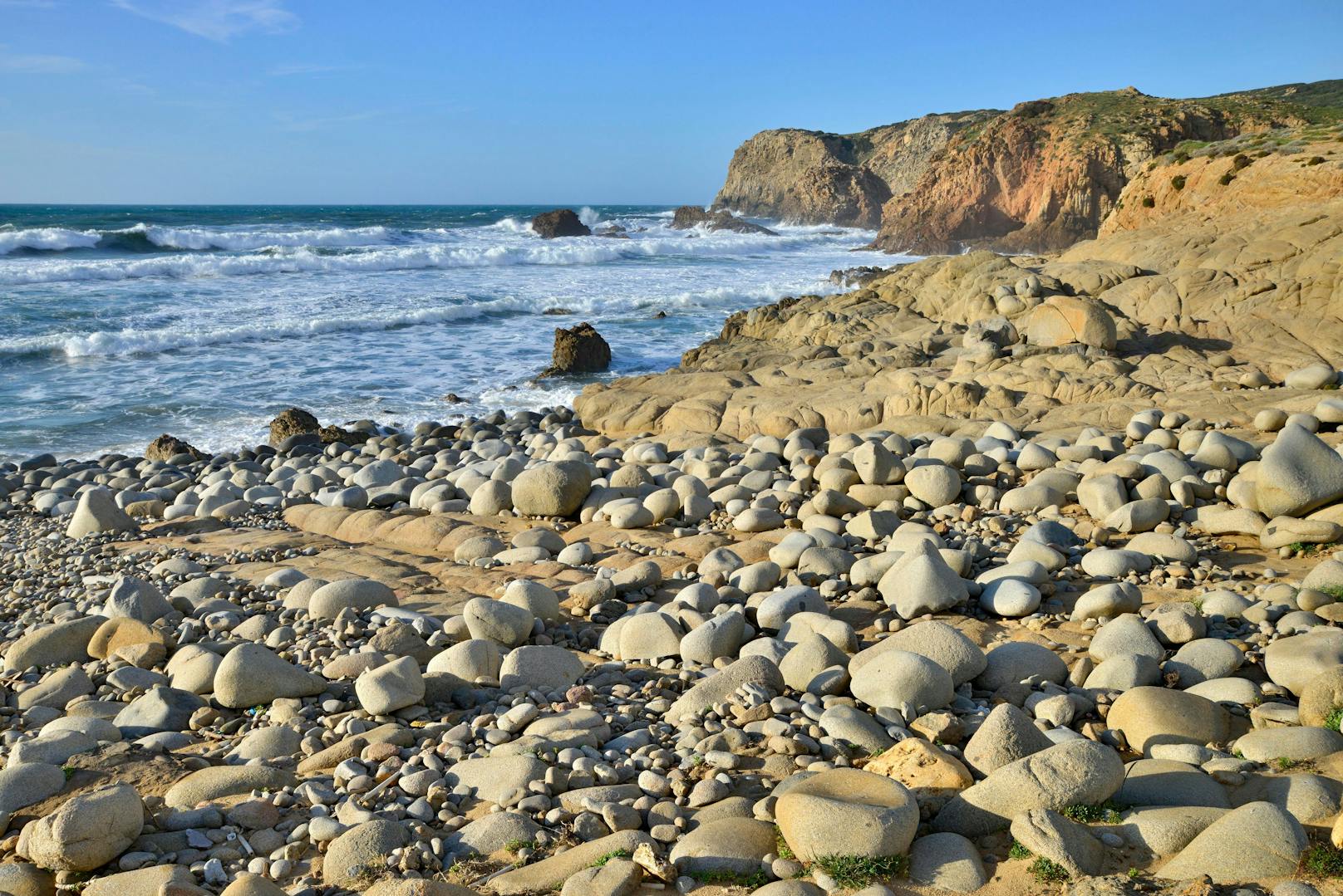 Tourist nimmt Steine von Strand mit – 3.000 Euro Strafe