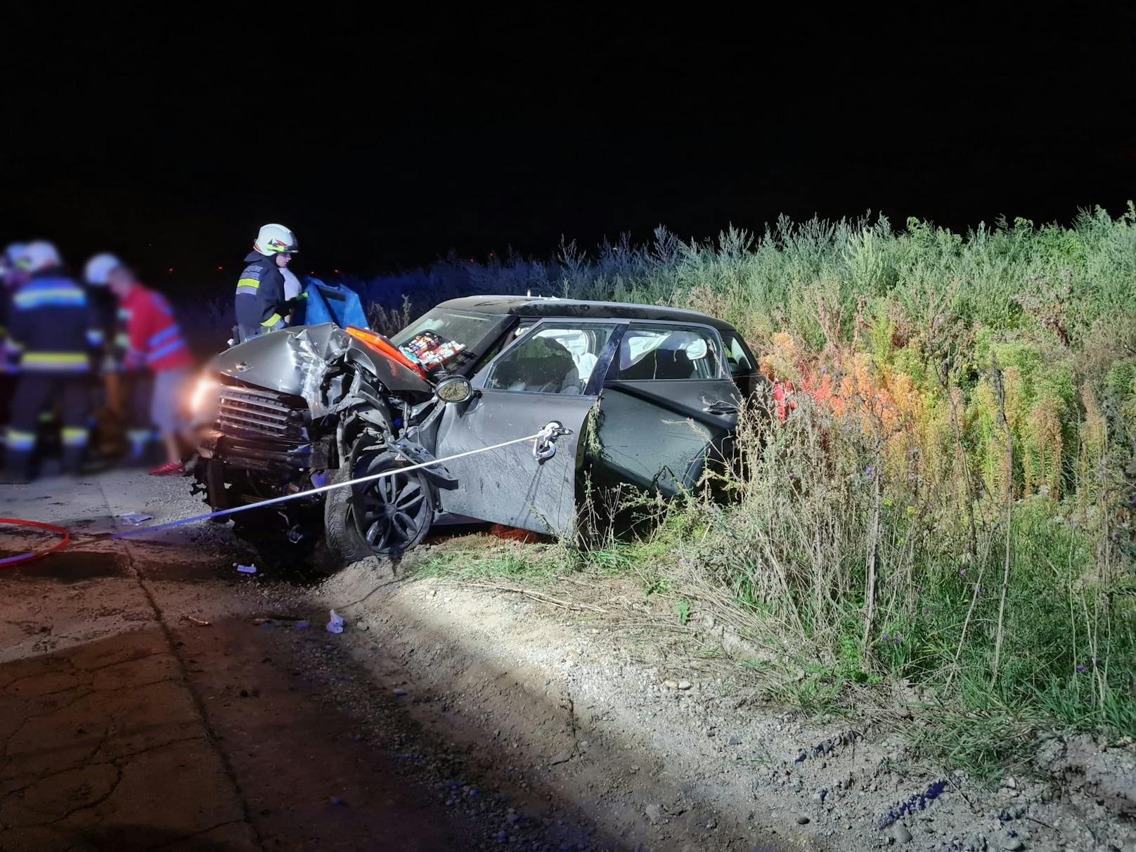 Der Lenker musste von der Feuerwehr aus dem Pkw befreit werden.