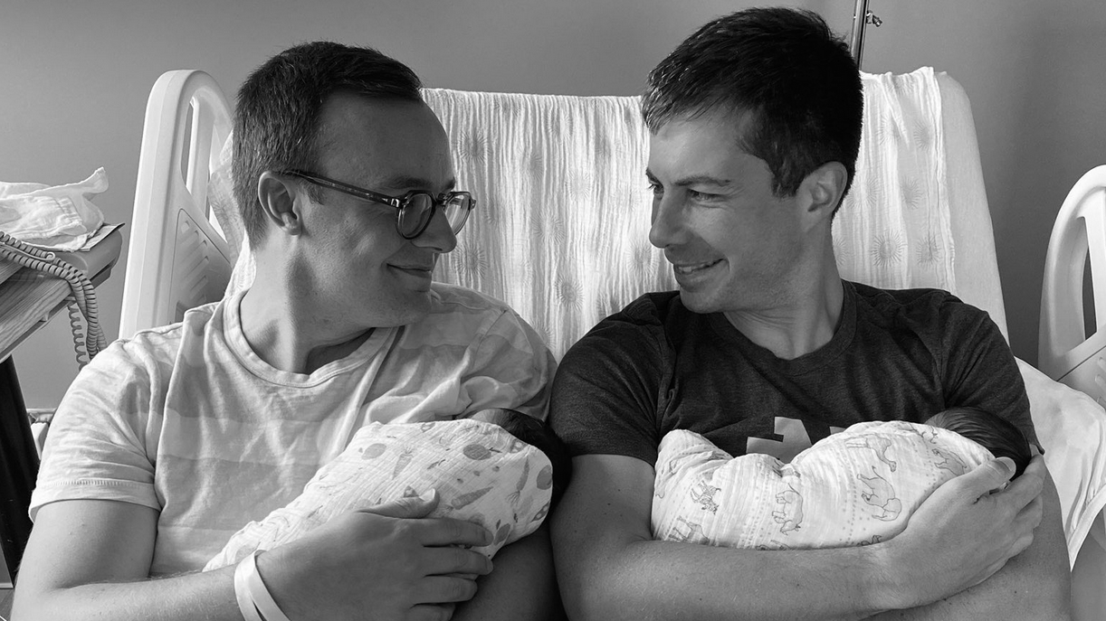 Pete Buttigieg (r.) mit Gatte und den beiden Babys