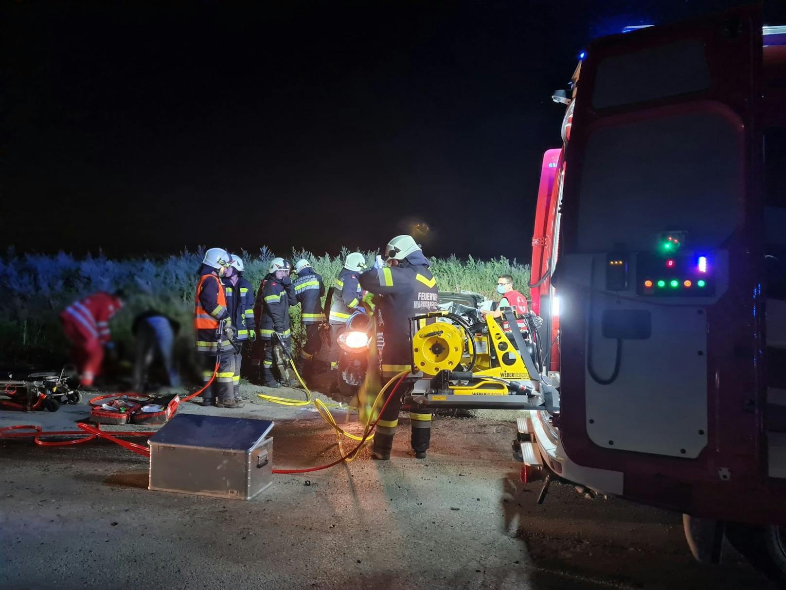 Der Lenker musste von der Feuerwehr aus dem Pkw befreit werden.