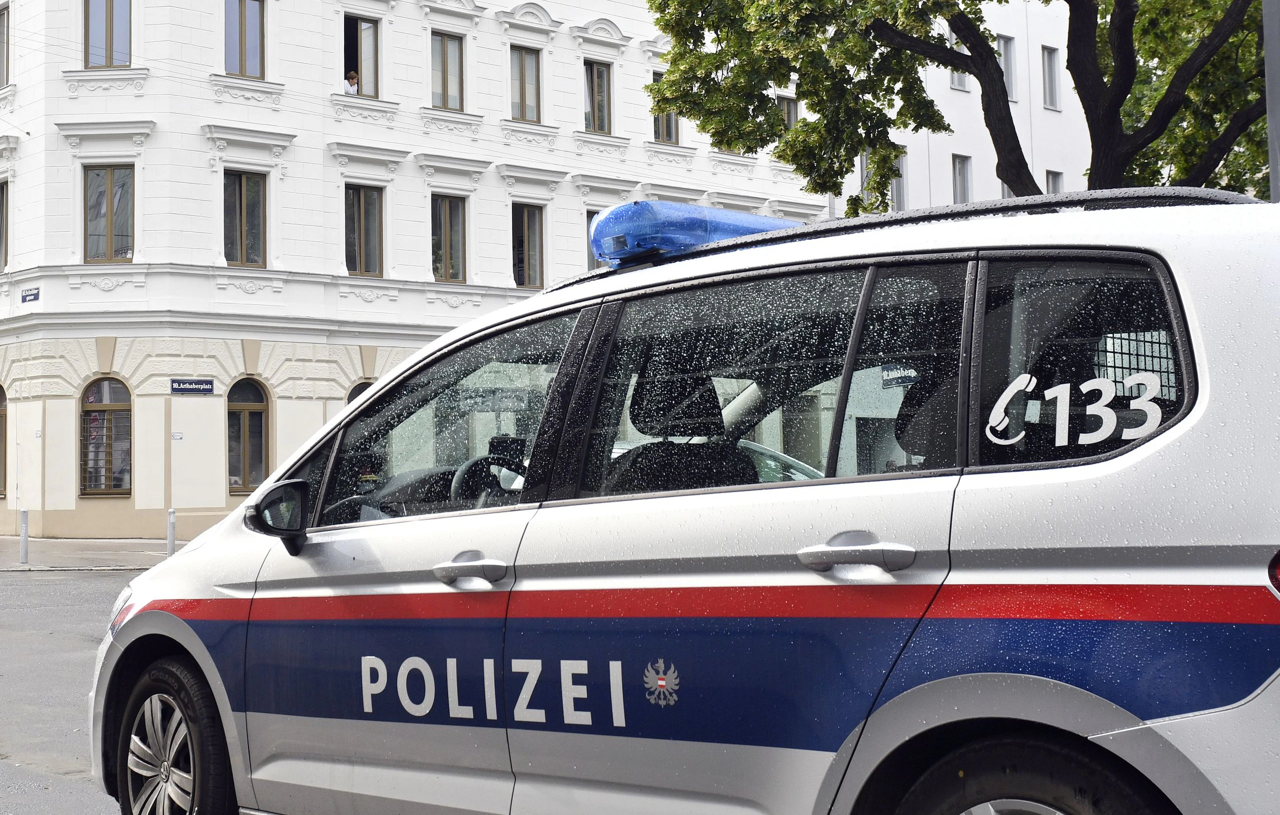 Der Wohnort der Frau wird nun verstärkt von der Polizei bestreift.