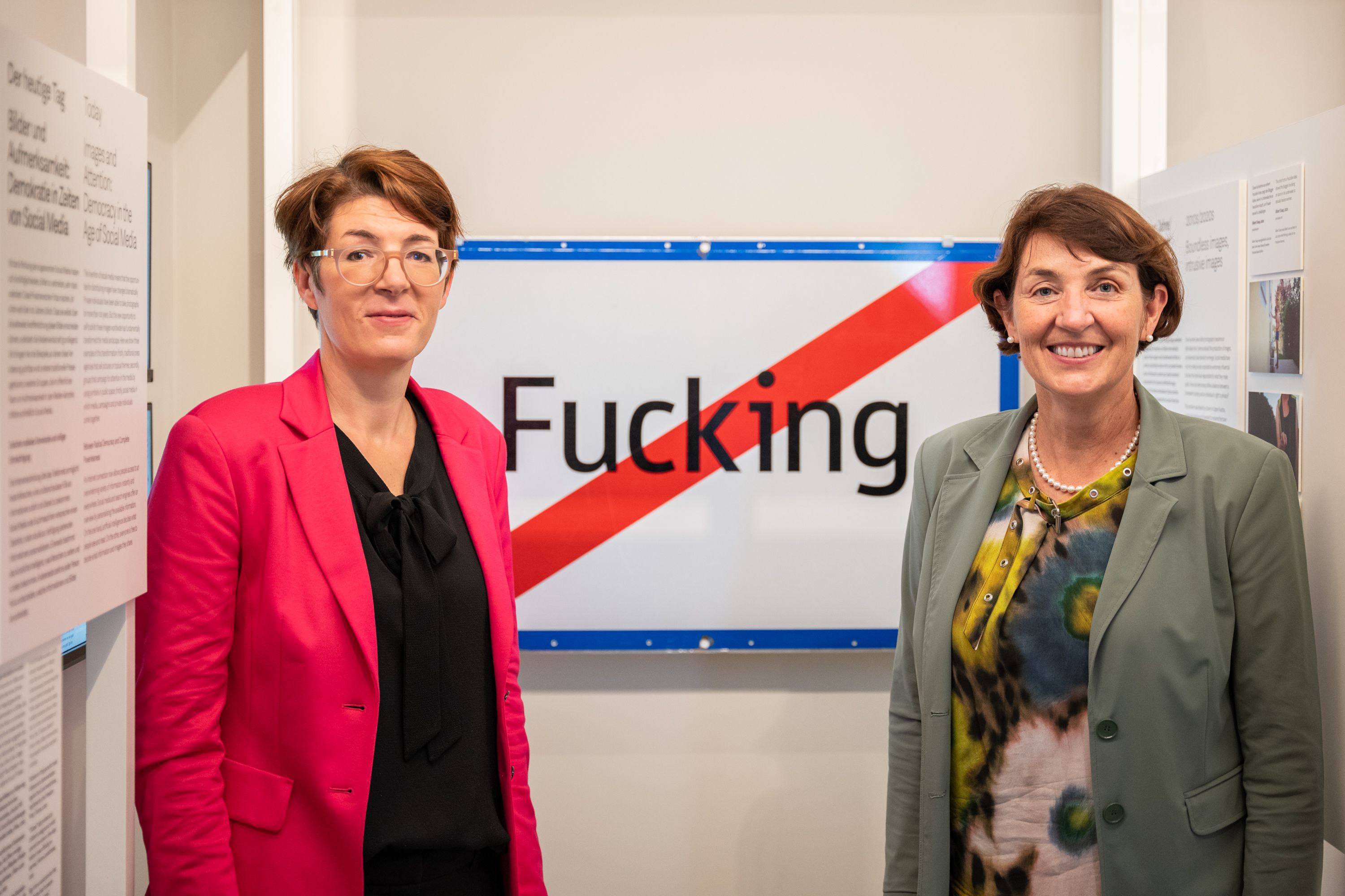 Direktorin Monika Sommer (li.) und "Fugging"-Bürgermeisterin Andrea Holzner im Museum.&nbsp;