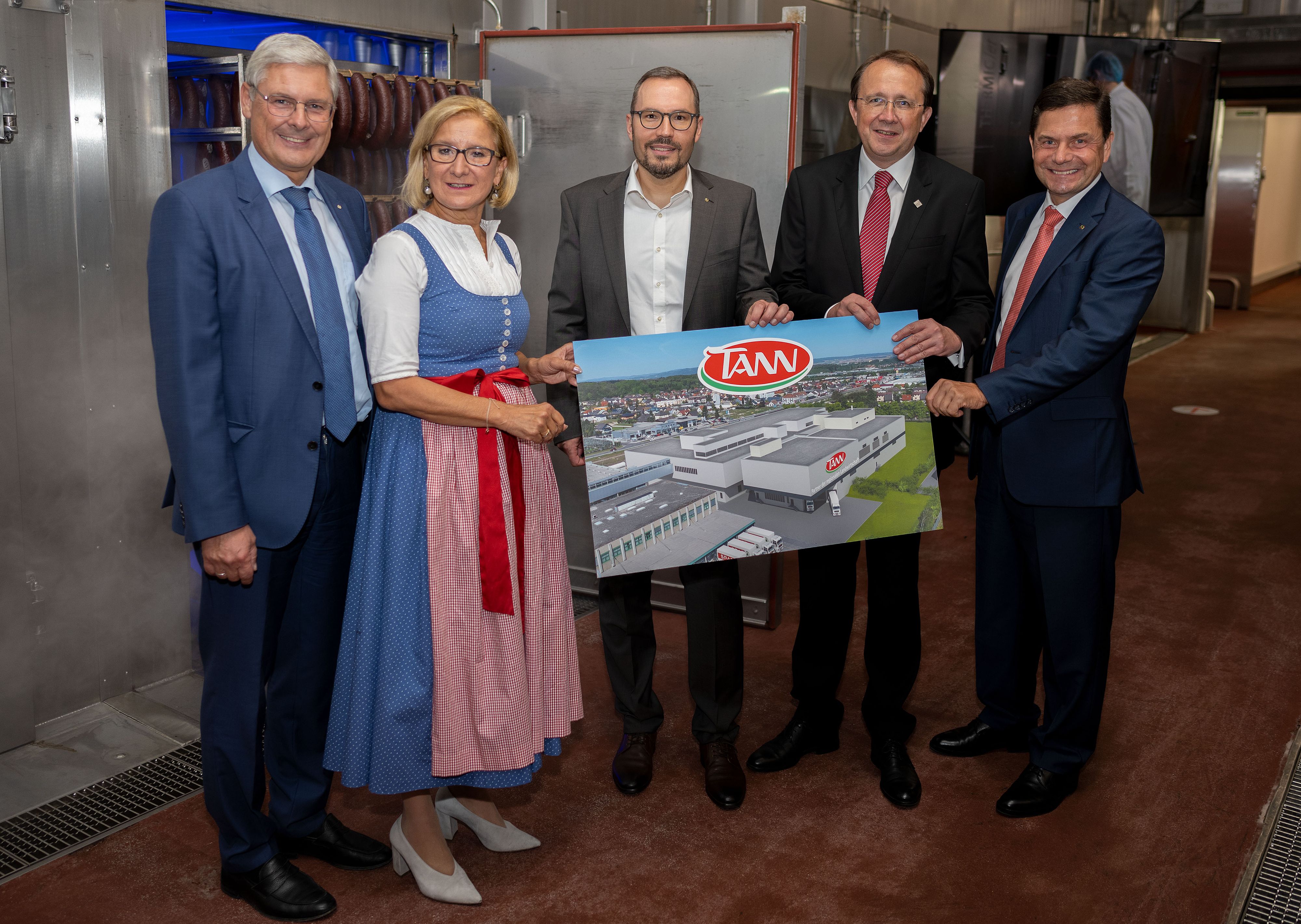 SPAR-Vorstand Hans K. Reisch, Landeshauptfrau Johanna Mikl-Leitner, SPAR-Geschäftsführer Alois Huber, der Leiter des TANN-Fleischwerkes Leopold Scharner, Bürgermeister Matthias Stadler und SPAR-Vorstandsvorsitzender Friedrich Poppmeier.