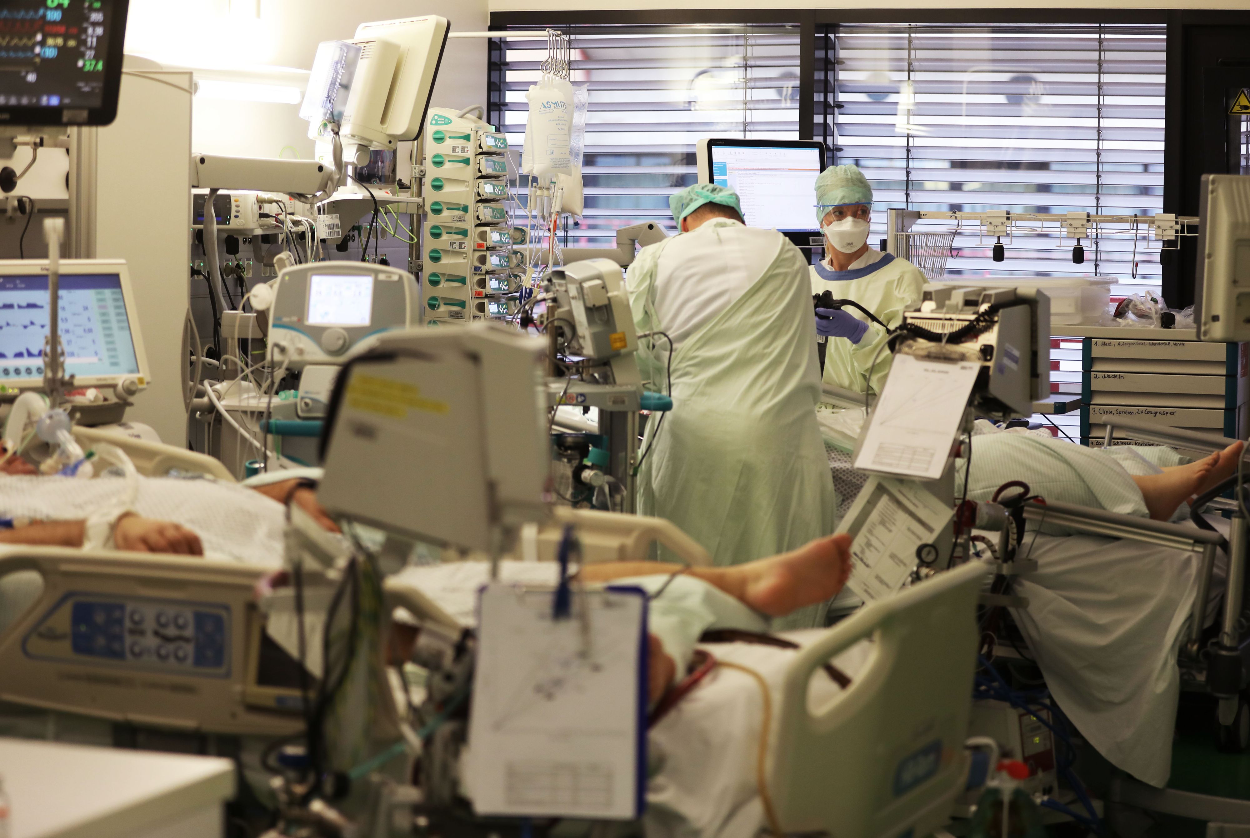 Auch die Zahlen der Corona-Patienten auf den Intensivstationen steigen massiv an.