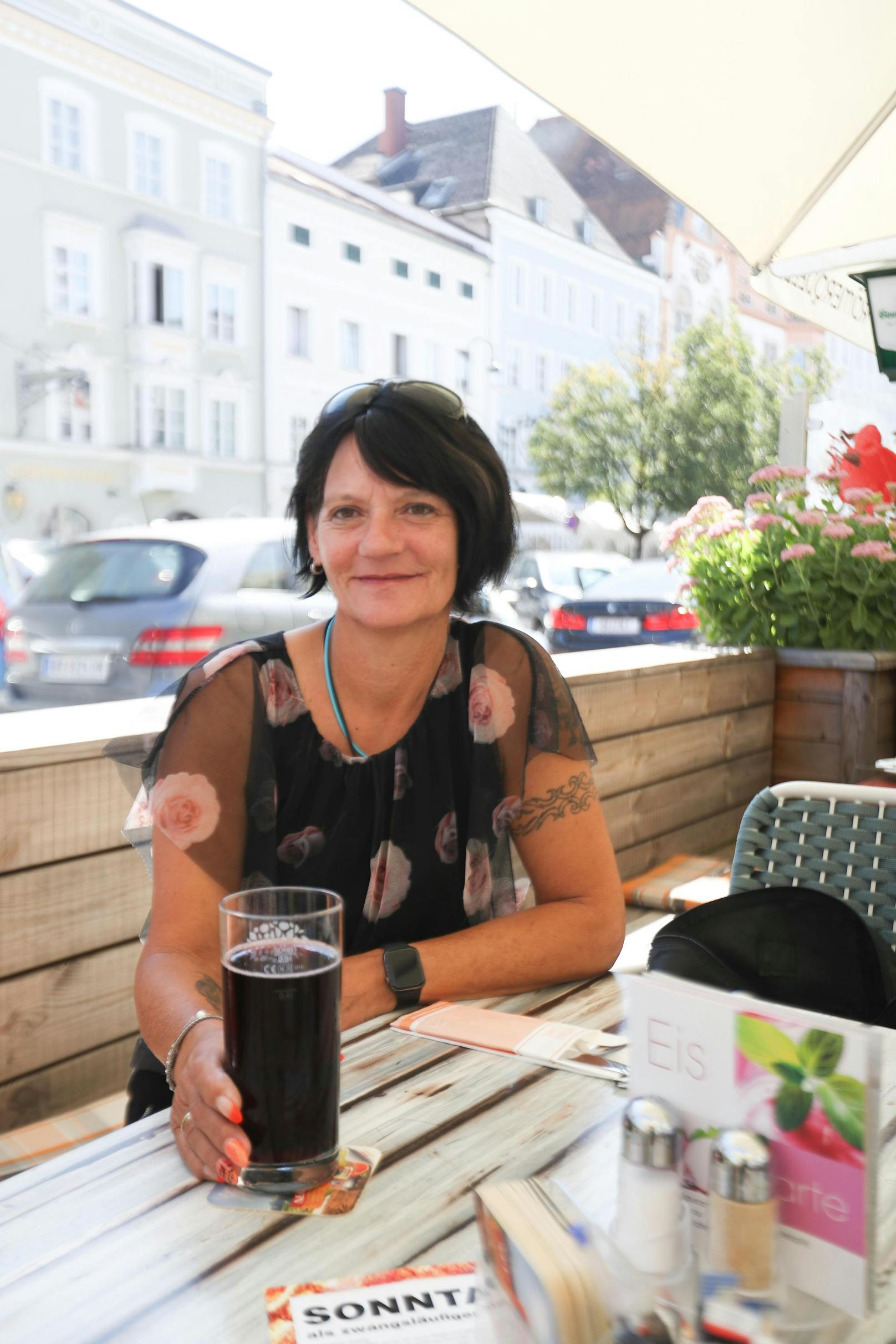 Bettina Herrmann (56) aus Braunau: "Ich bin selbst gelernte Restaurantfachfrau. Und es ist einfach so: Samstag und Sonntag sind keine normalen Arbeitstage. Das sollte auch im Kollektivvertrag in Form von Zuschlägen so berücksichtigt werden."