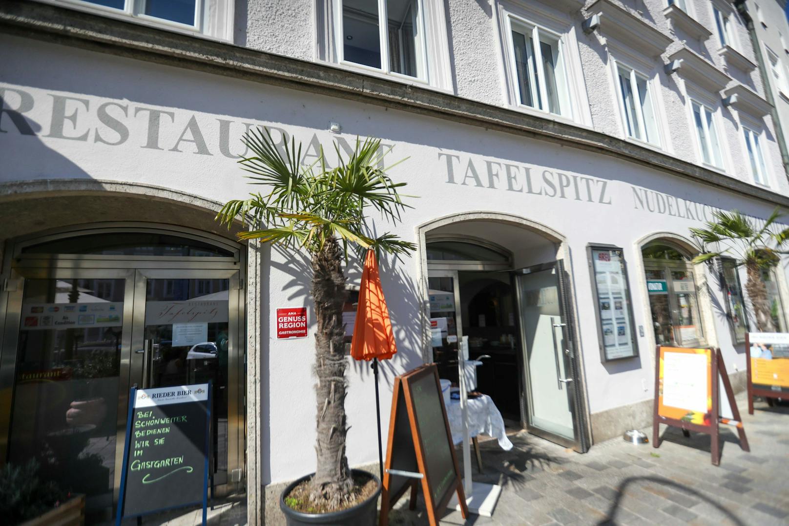 Im Restaurant "Tafelspitz" am Braunauer Stadtplatz muss man sonntags zehn Prozent mehr zahlen.