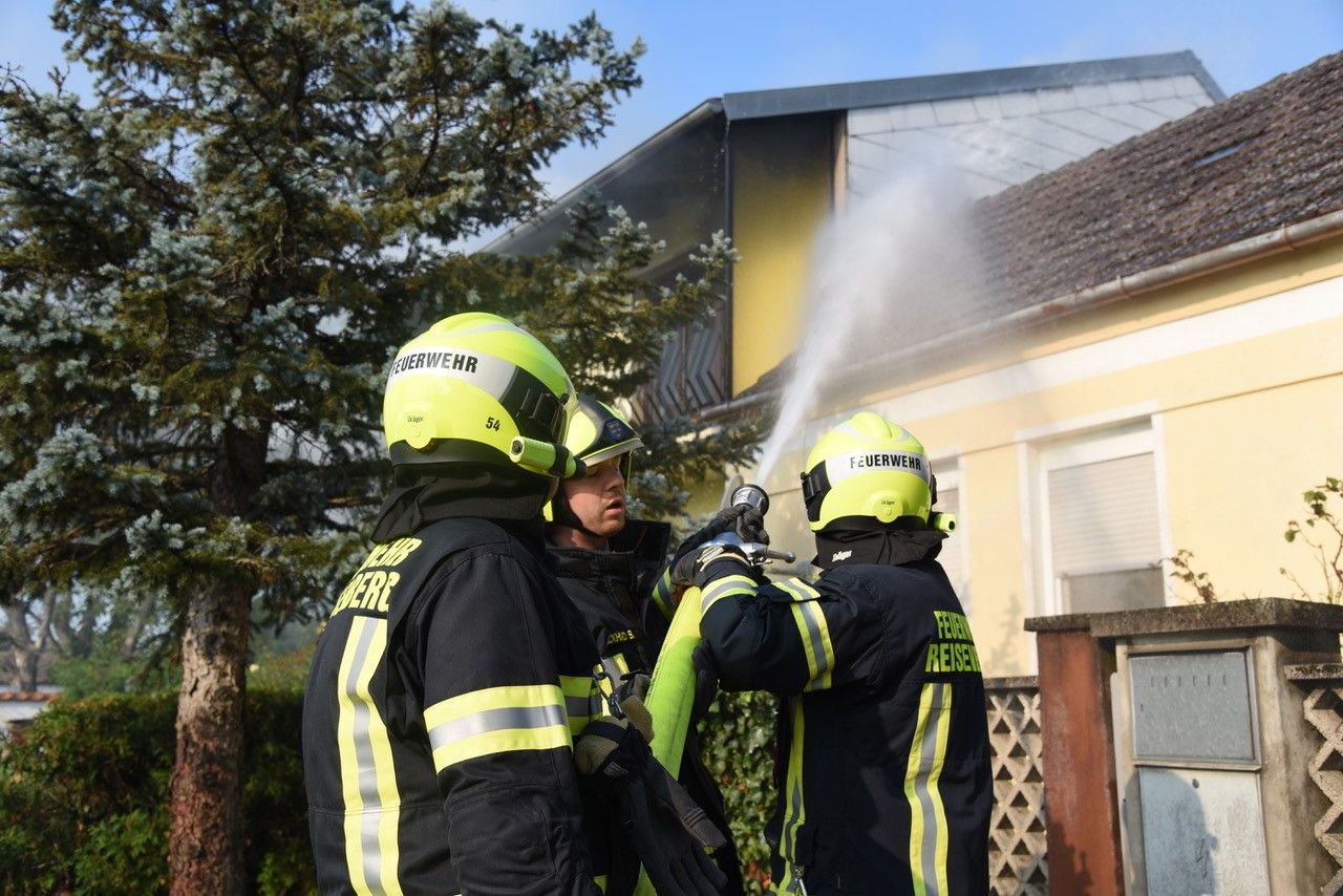 Die Flammen schlugen den Wehren entgegen.