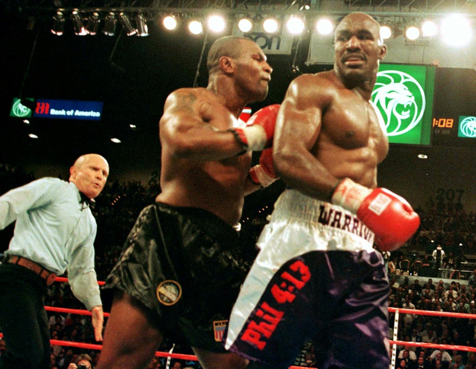 Mike Tyson und Evander Holyfield (rechts) beim Skandal-Kampf 1997.