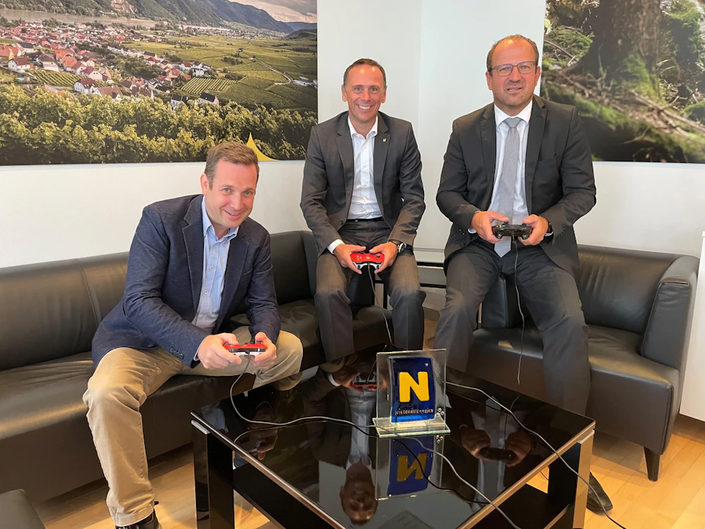 Der Präsident des E-Sportverbandes Stefan Baloh, Landesrat Jochen Danninger und VPNÖ-Landesgeschäftsführer Bernhard Ebner.