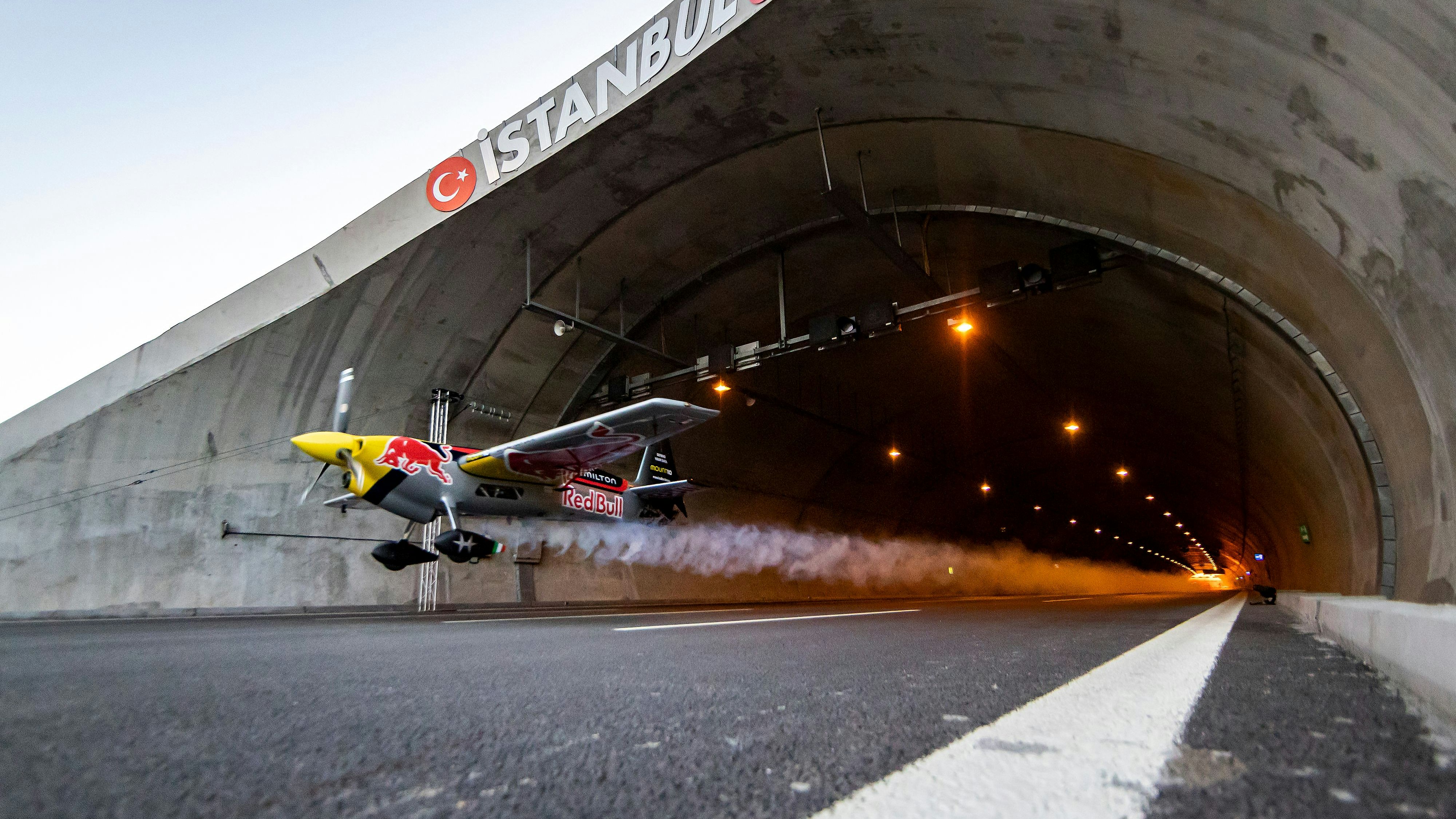 Der Pilot Flog nur einen Meter über der Straße